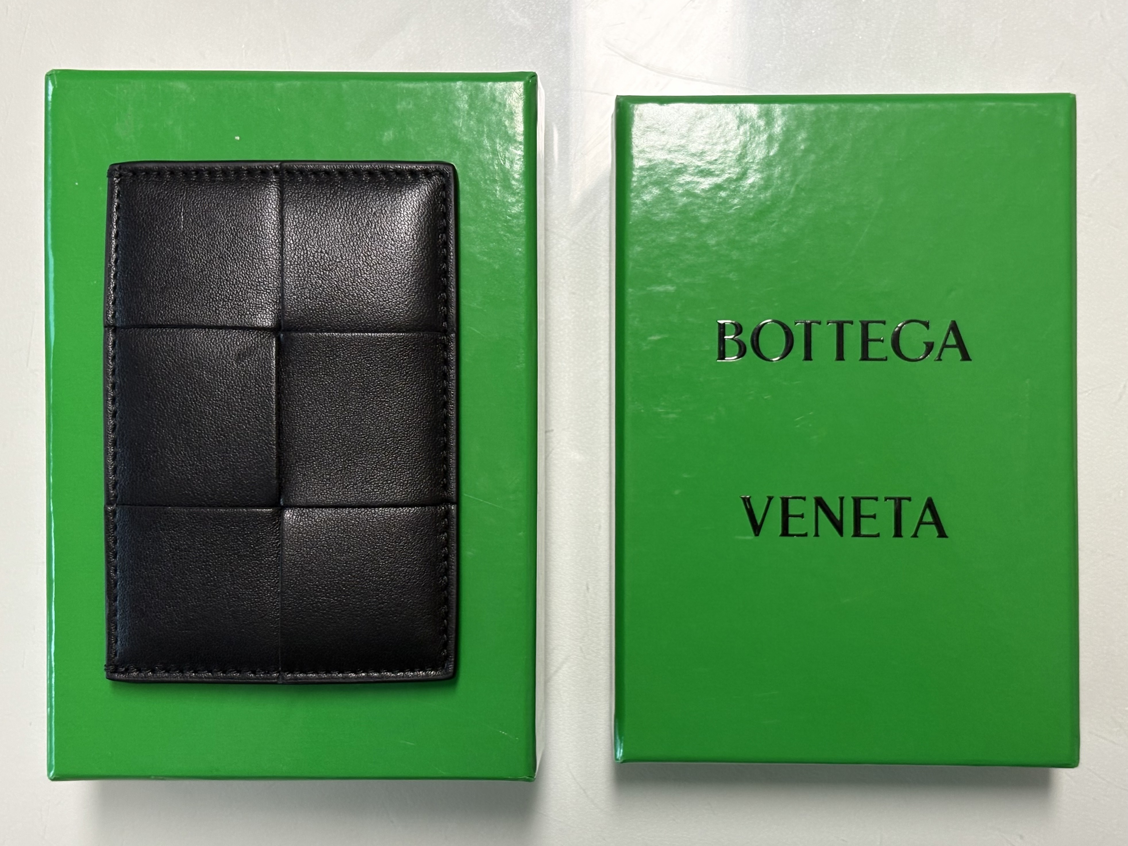 Bottega Veneta Credit Card Case Lambskin & Calfskin Black 착용 스타일