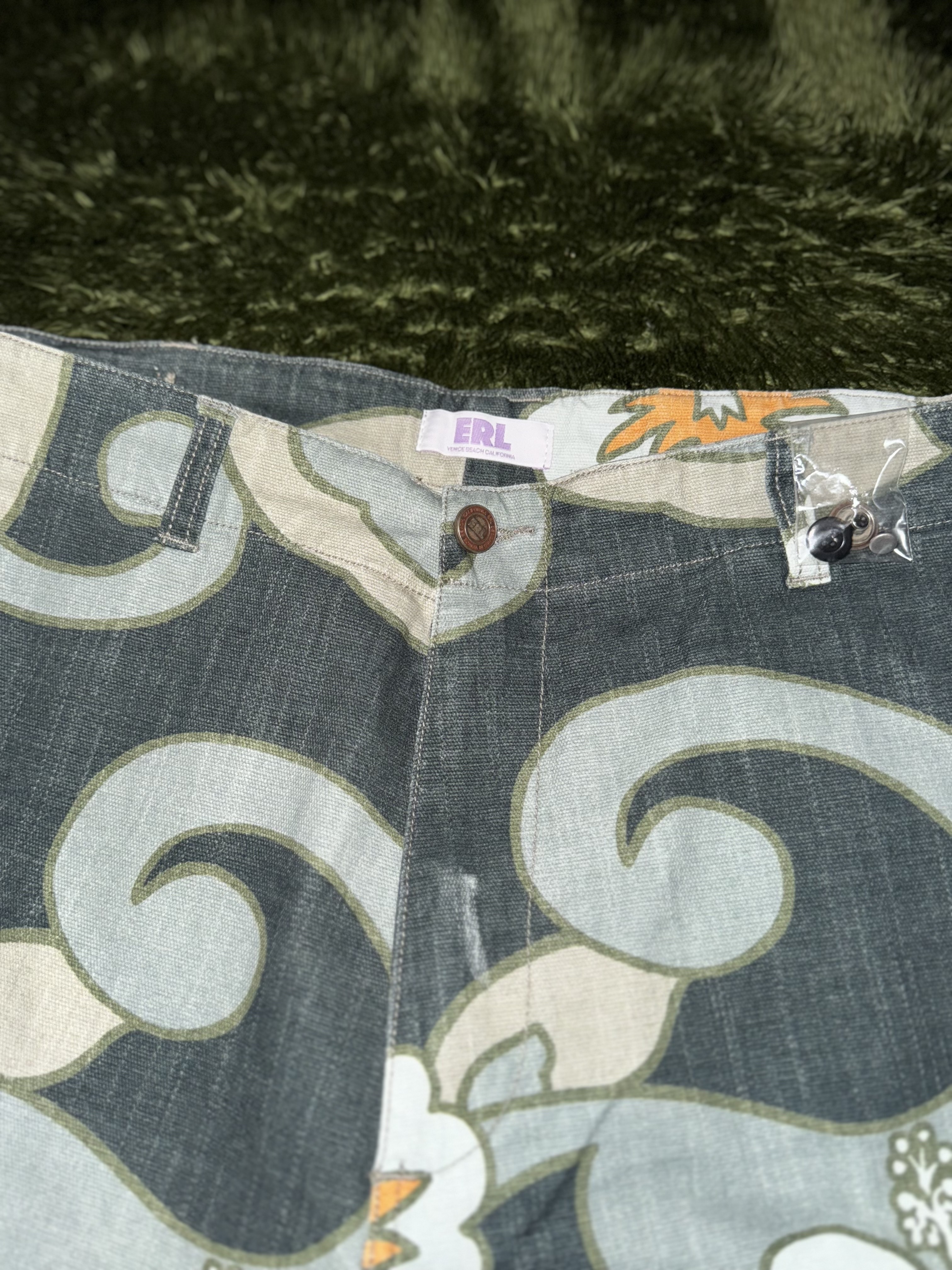 ERL Straight Floral Print Cargo Pants Gray Hibiscus 착용 스타일 - 3