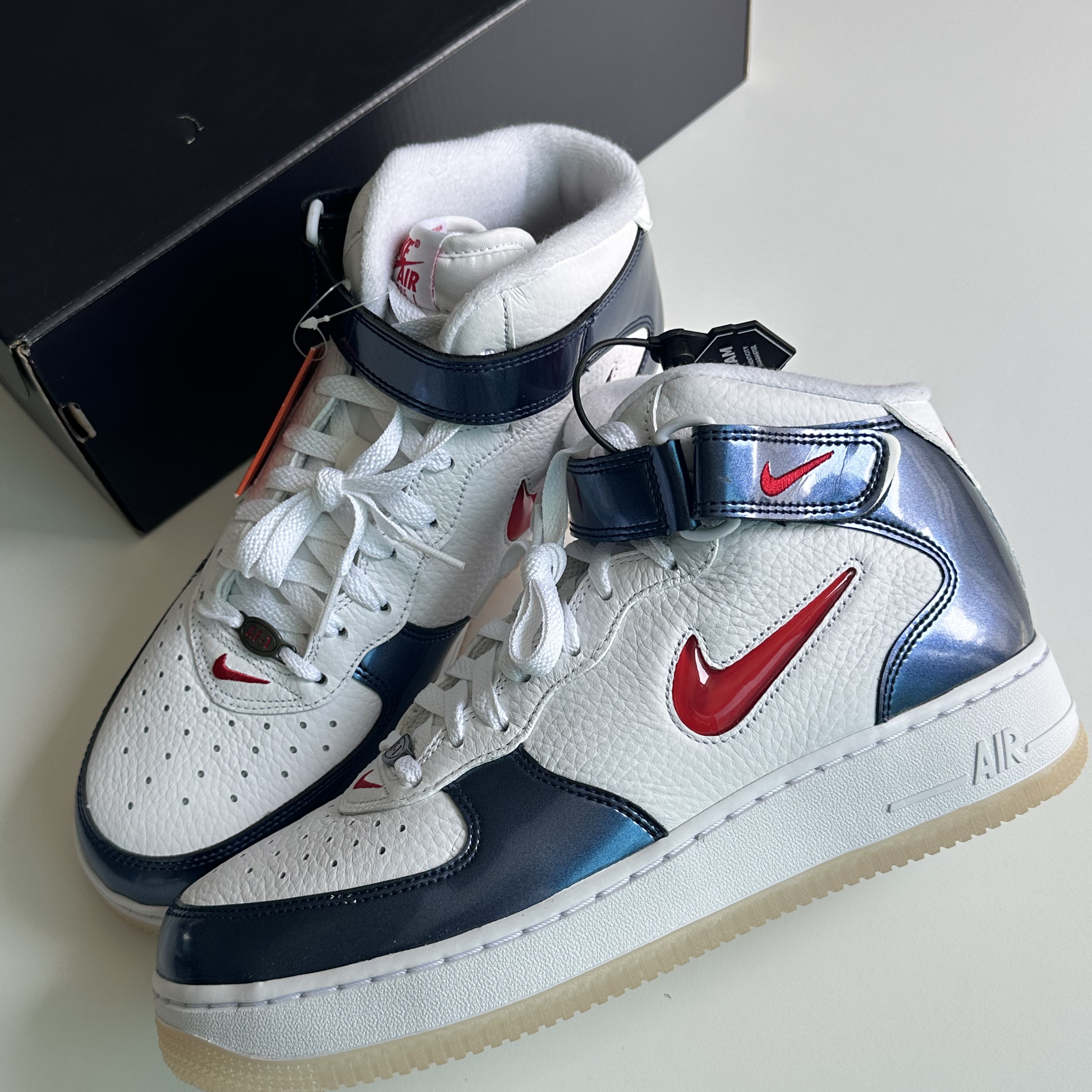 Nike Air Force 1 Mid QS University Red and Midnight Navy 착용 스타일