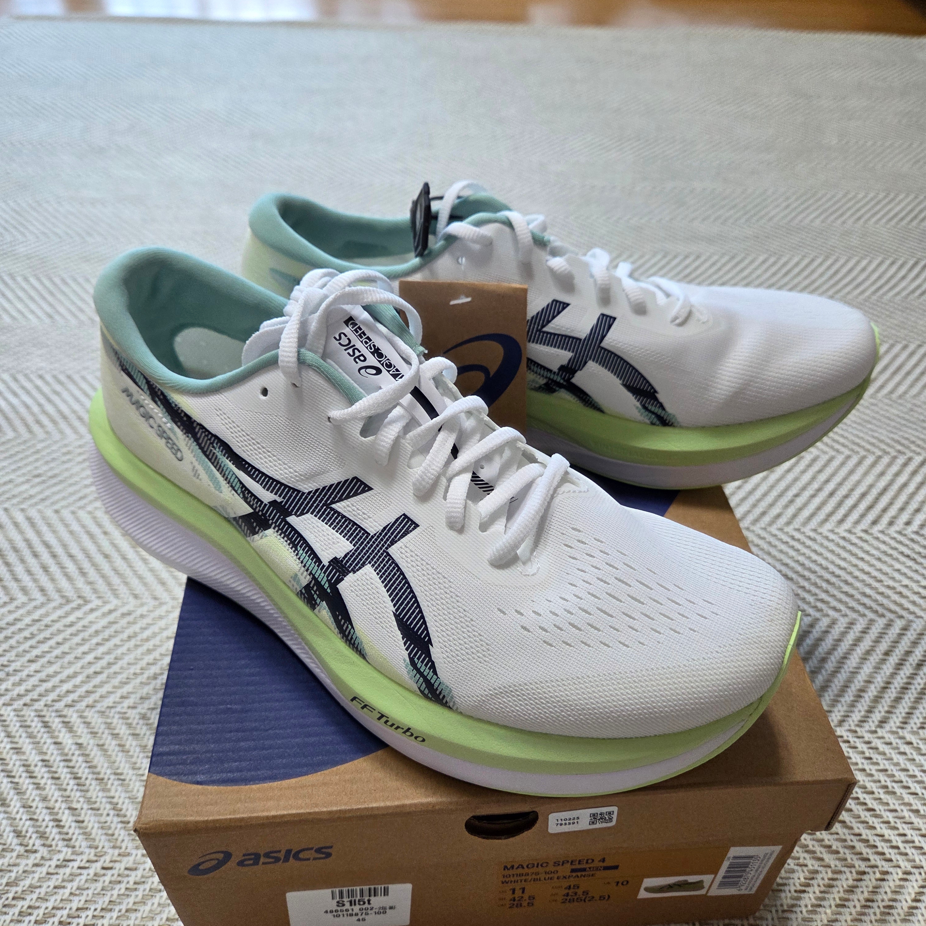 Asics Magic Speed 4 White Blue Expanse 착용 스타일 - 1