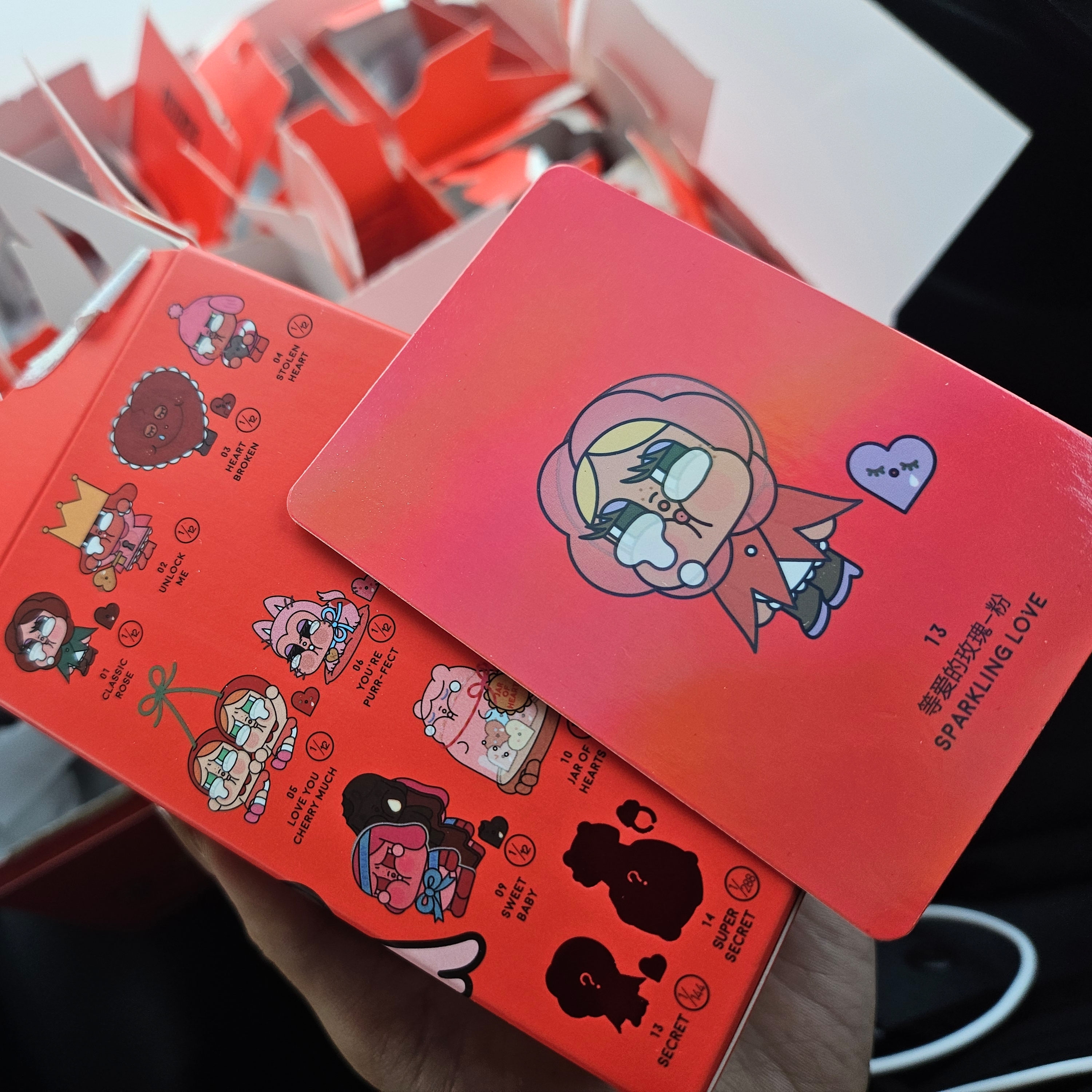 Pop Mart Crybaby Crying For Love Series Sealed Case (12 Blind Boxes) 착용 스타일