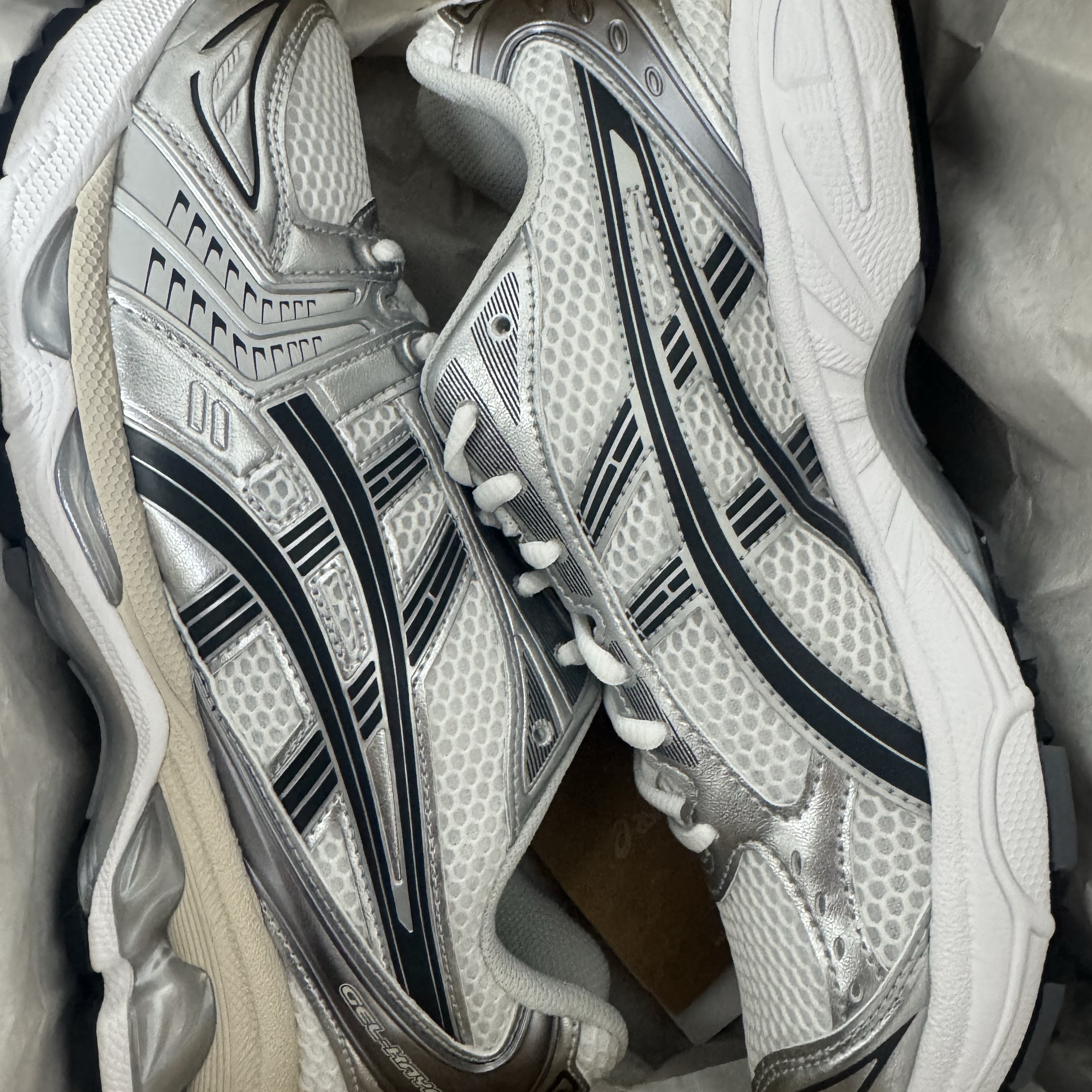 Asics Gel-Kayano 14 White Graphite Grey 착용 스타일