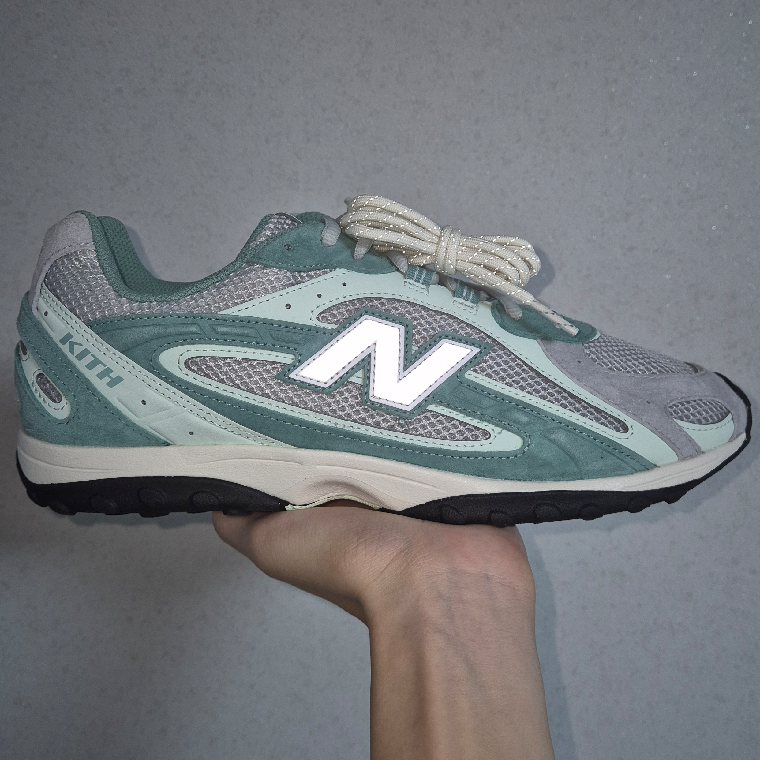 New Balance x Kith 204L Green Silver Grey 착용 스타일 - 2
