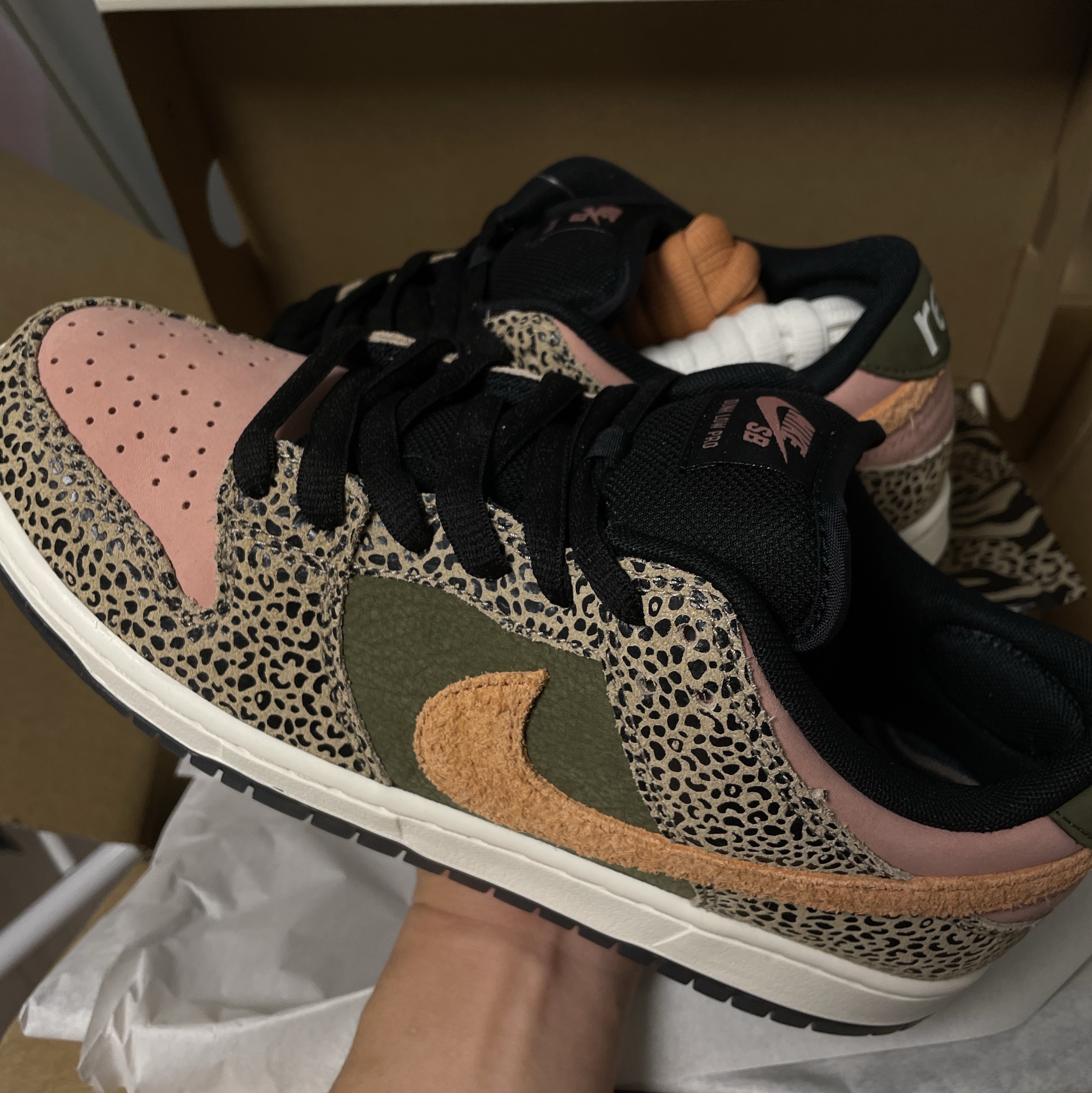 Nike x Arts-Rec Skateshop SB Dunk Low Pro Rust Pink and Rough Green 착용 스타일 - 1
