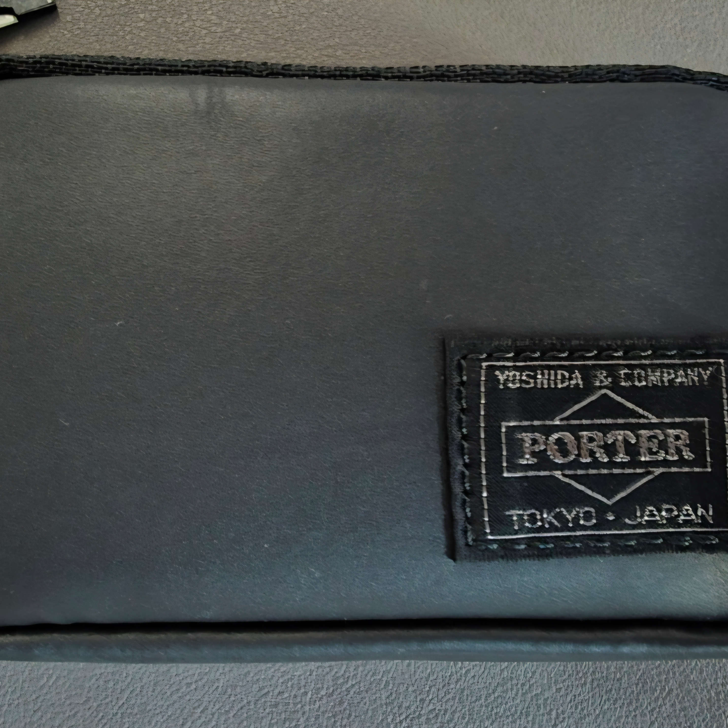 Porter Aloof Coin Case Black 착용 스타일