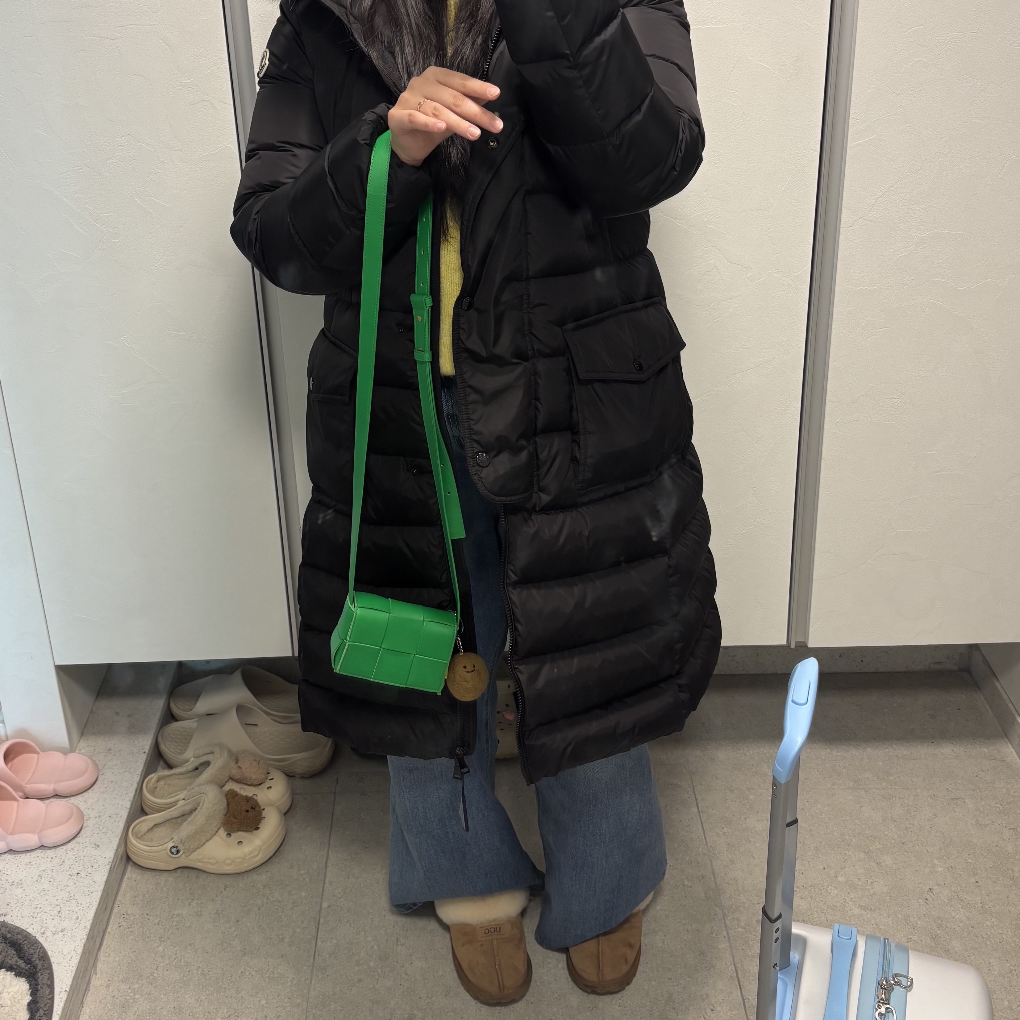 Bottega Veneta Mini Leather Cassette Parakeet, (W) Moncler Khloe Long Down Jacket Black - 23FW 착용 스타일 - 2