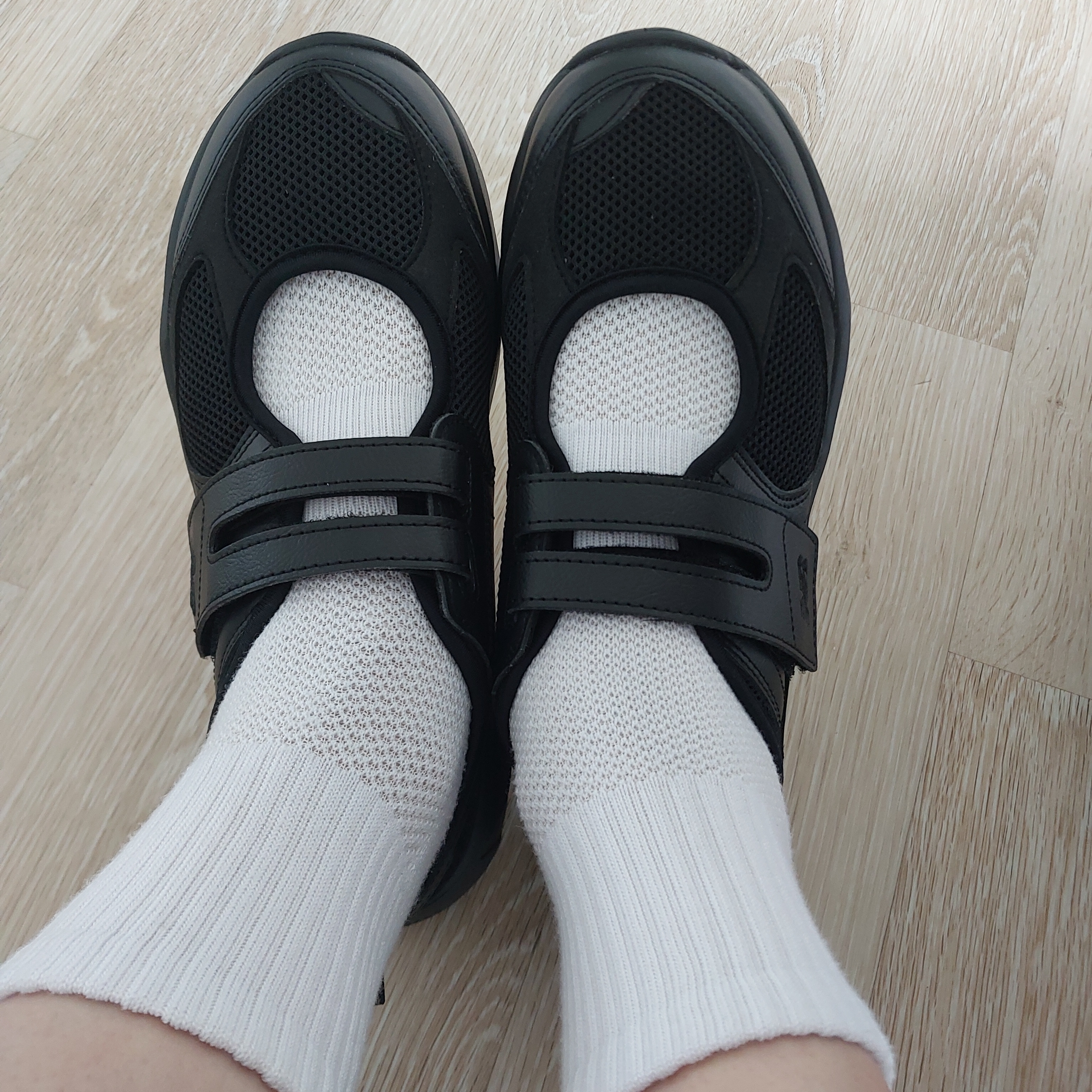 (W) New Balance Breeze SD2202 Triple Black 착용 스타일