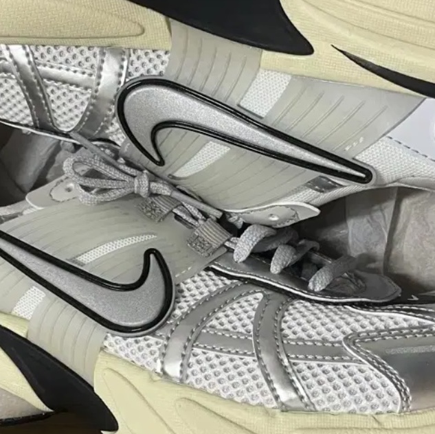 Nike V2K Run Summit White Metallic Silver 착용 스타일