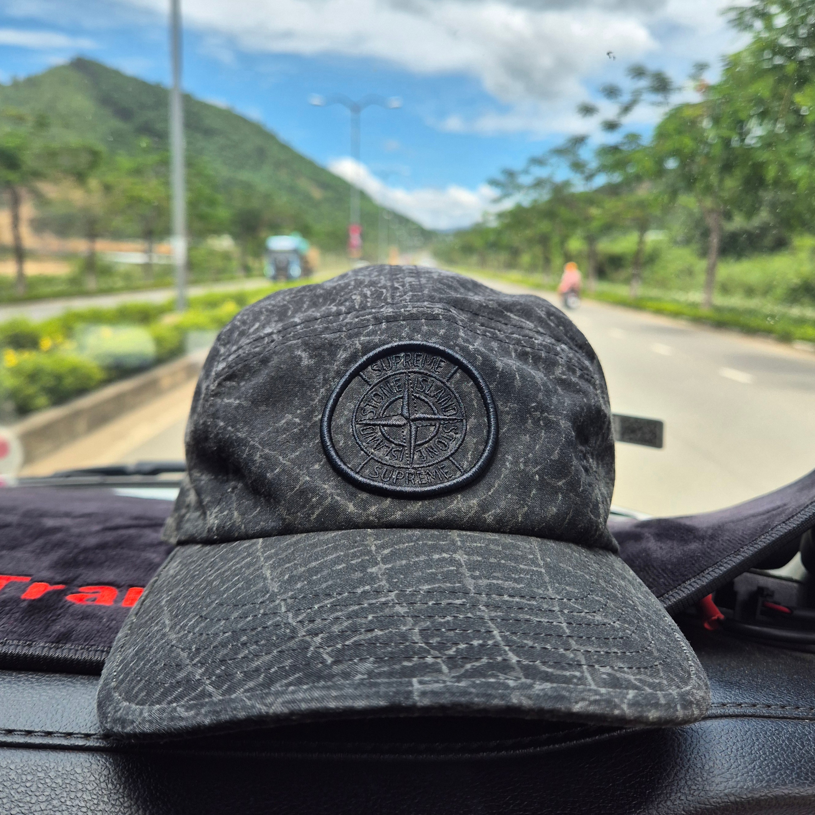 Supreme x Stone Island Camp Cap Black - 23FW, Nike Zoom Vomero 5 PRM Light Iron Ore and Flat Fewter 착용 스타일 - 1