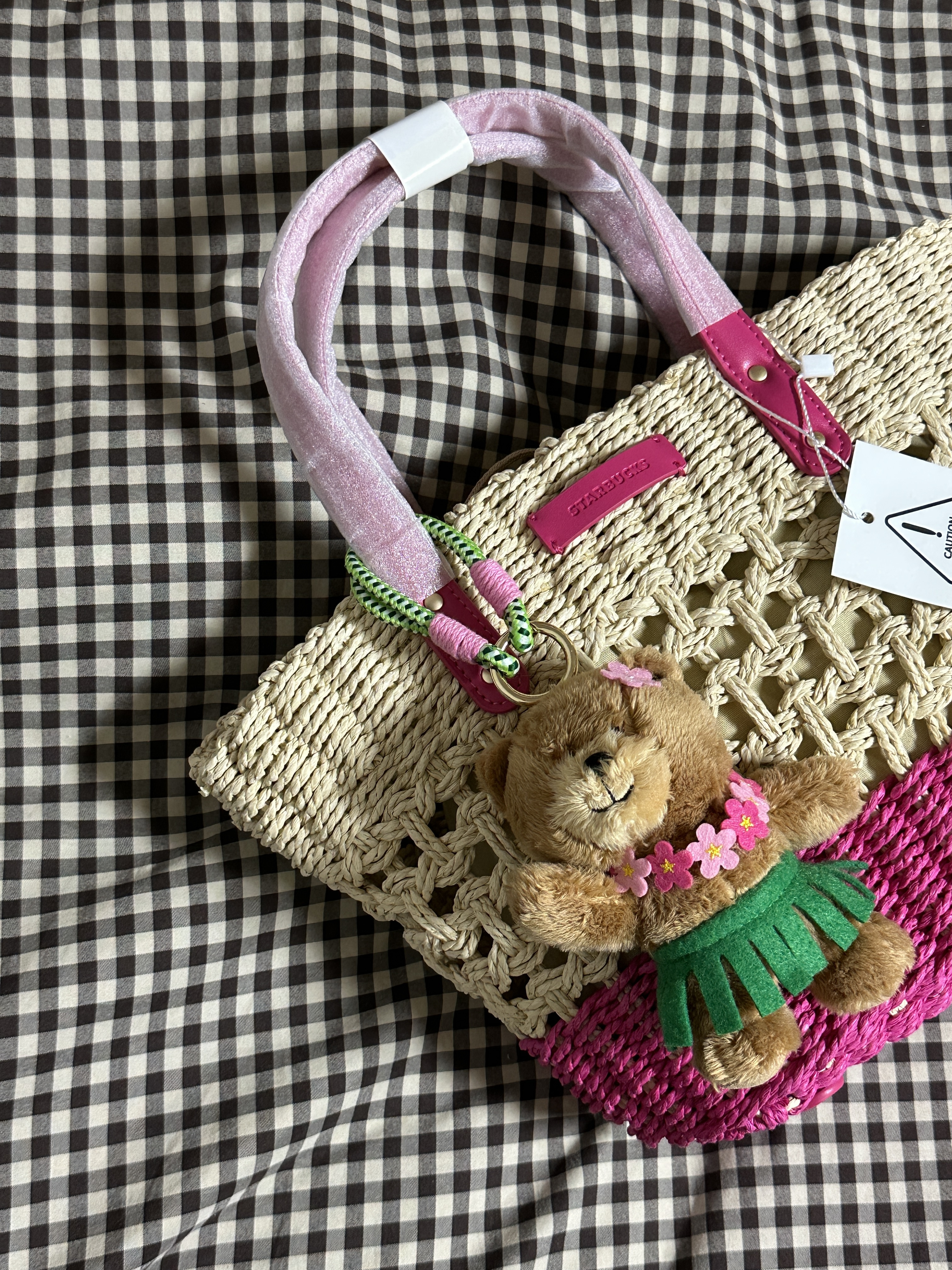 Starbucks Aloha Bearista Keychain, Starbucks Aloha Raffia Totebag Pink 착용 스타일