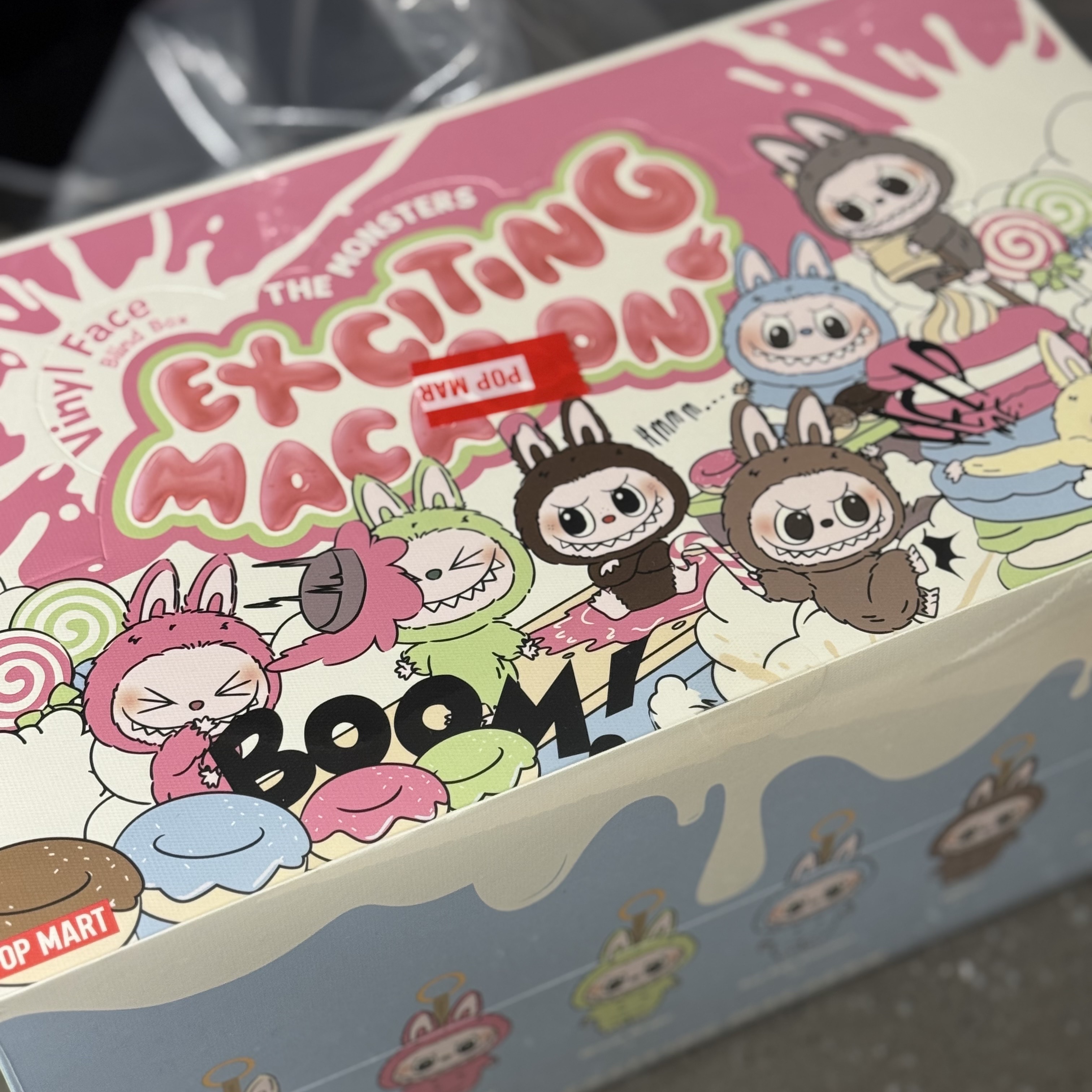 Pop Mart The Monsters Labubu Tasty Macarons Series Sealed Case (6 Blind Boxes) 착용 스타일
