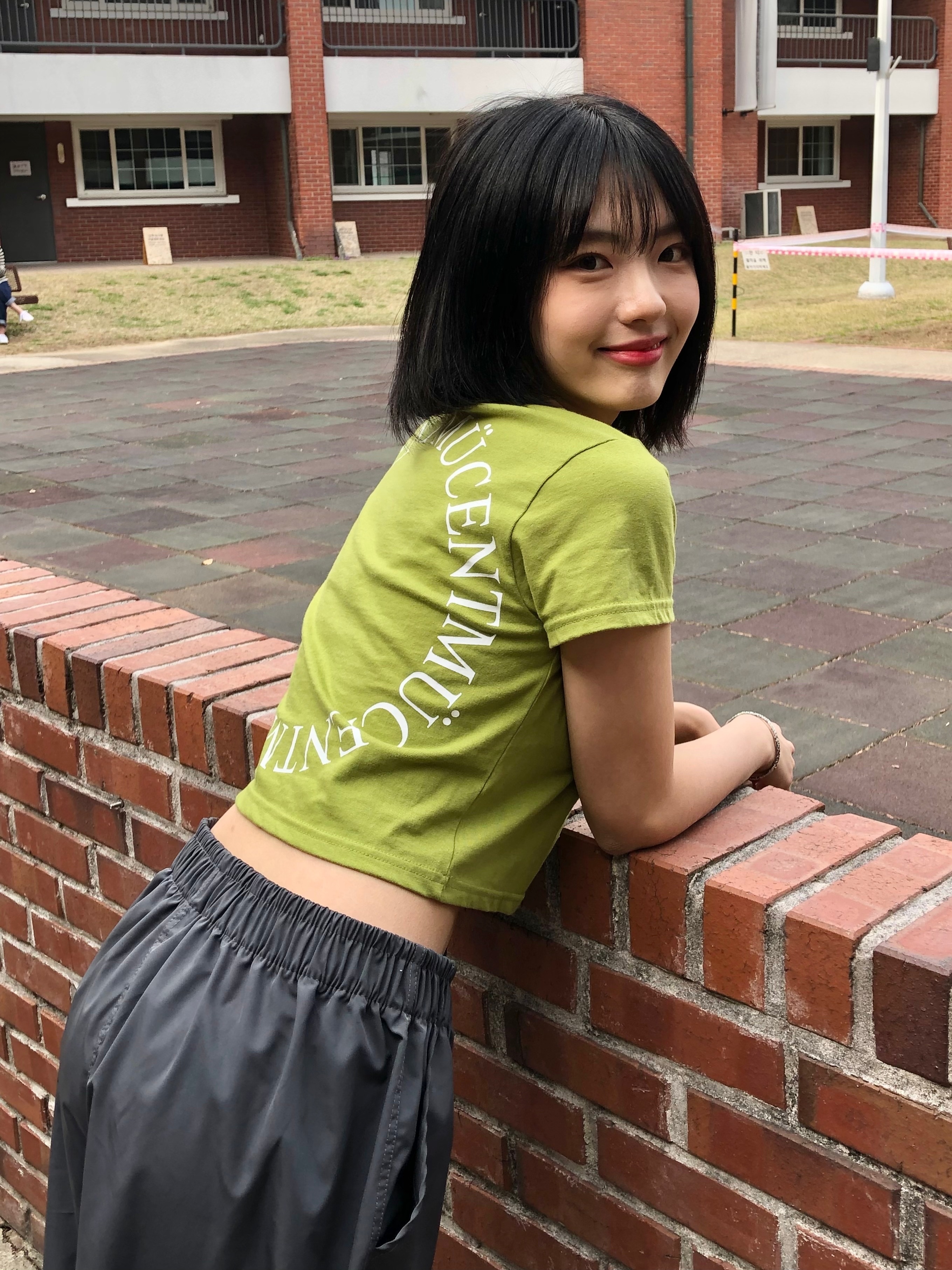 MUCENT Signature Back Logo T Olive, MUCENT Madrid Poly Wide Pants Charcoal 착용 스타일