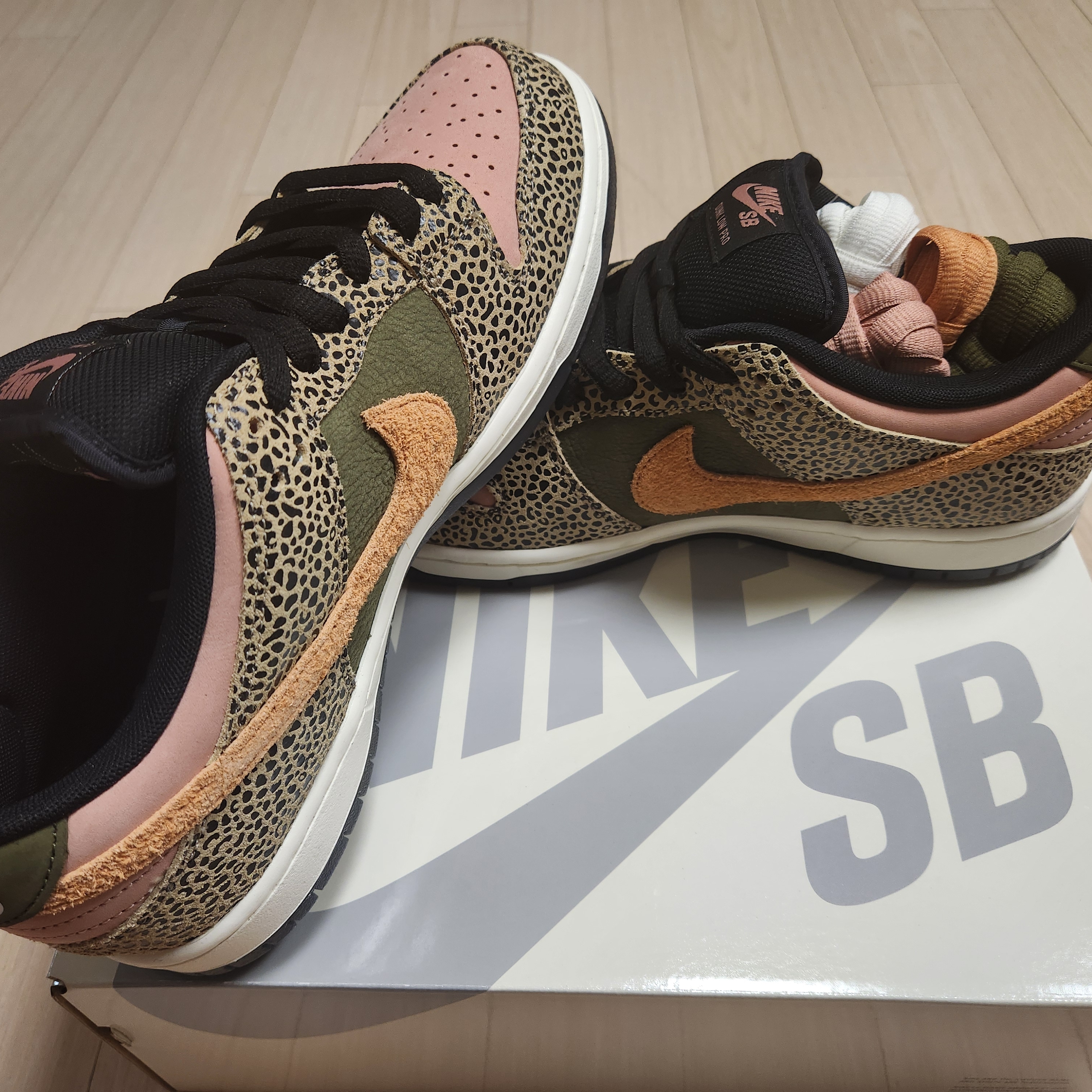 Nike x Arts-Rec Skateshop SB Dunk Low Pro Rust Pink and Rough Green 착용 스타일 - 6