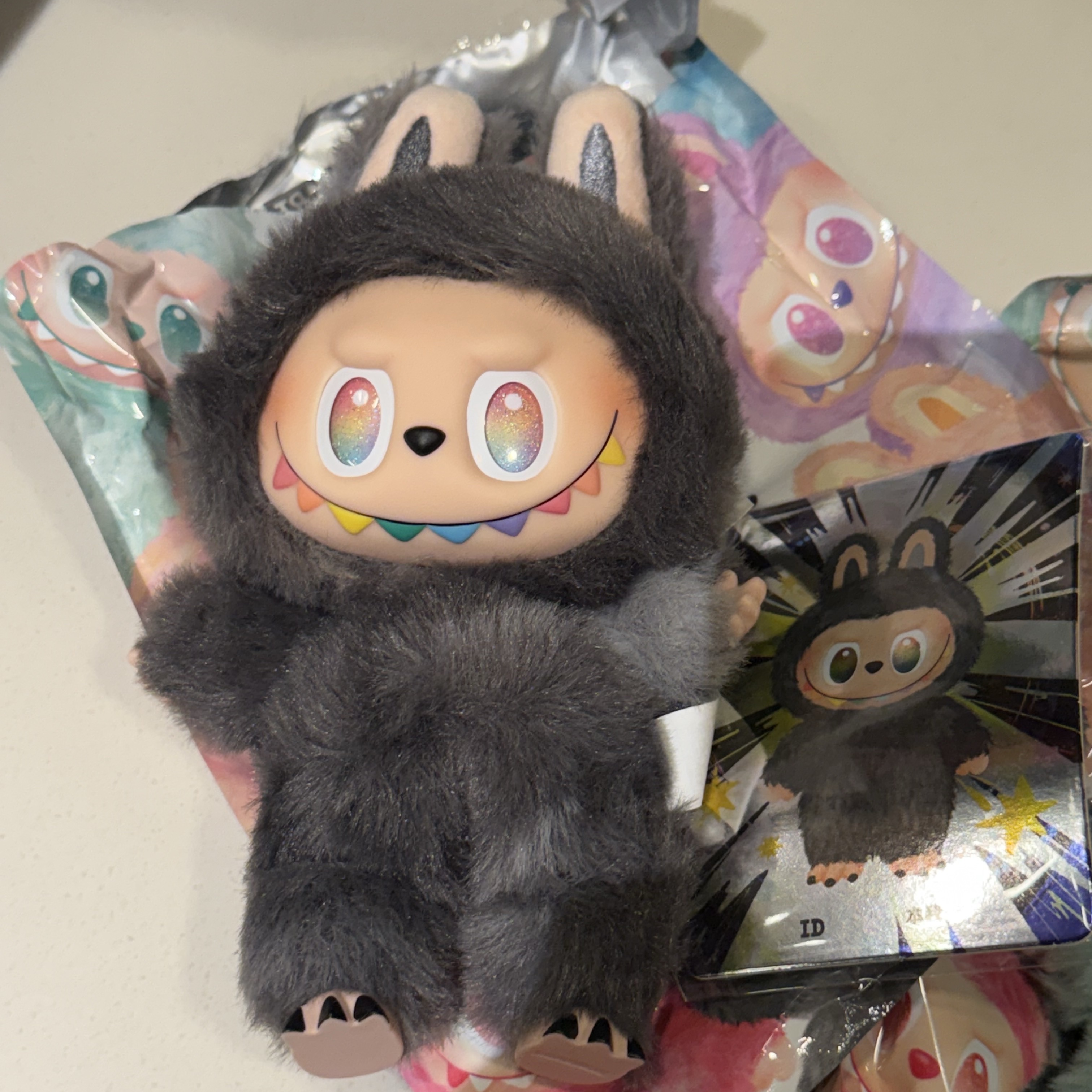 Pop Mart Labubu The Monsters Highlight Series Sealed Case (6 Blind Boxes), Pop Mart Labubu The Monsters Highlight Series ID Keyring (Opened Case) 착용 스타일 - 2