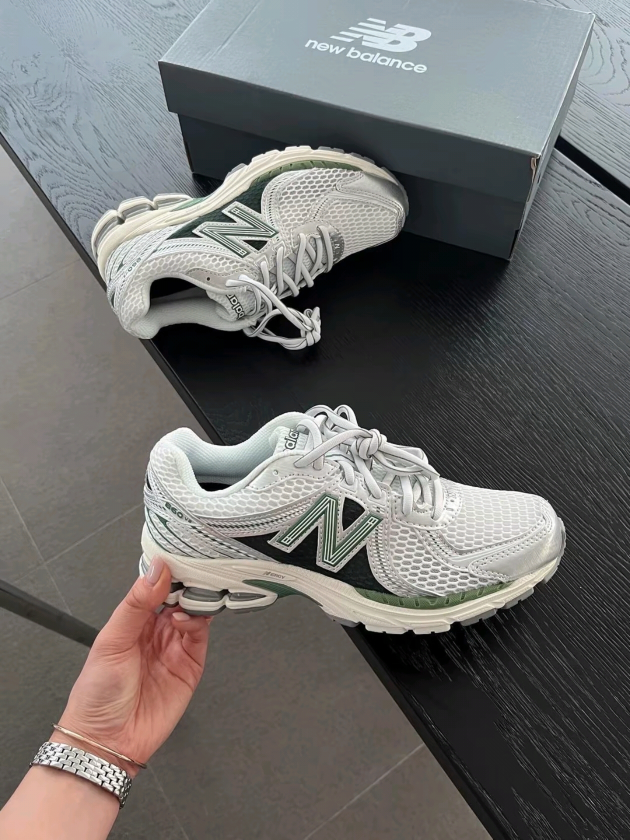 Adidas Yeezy Slide Onyx, Mizuno Racer Trail SE Silver Grey 착용 스타일 - 5