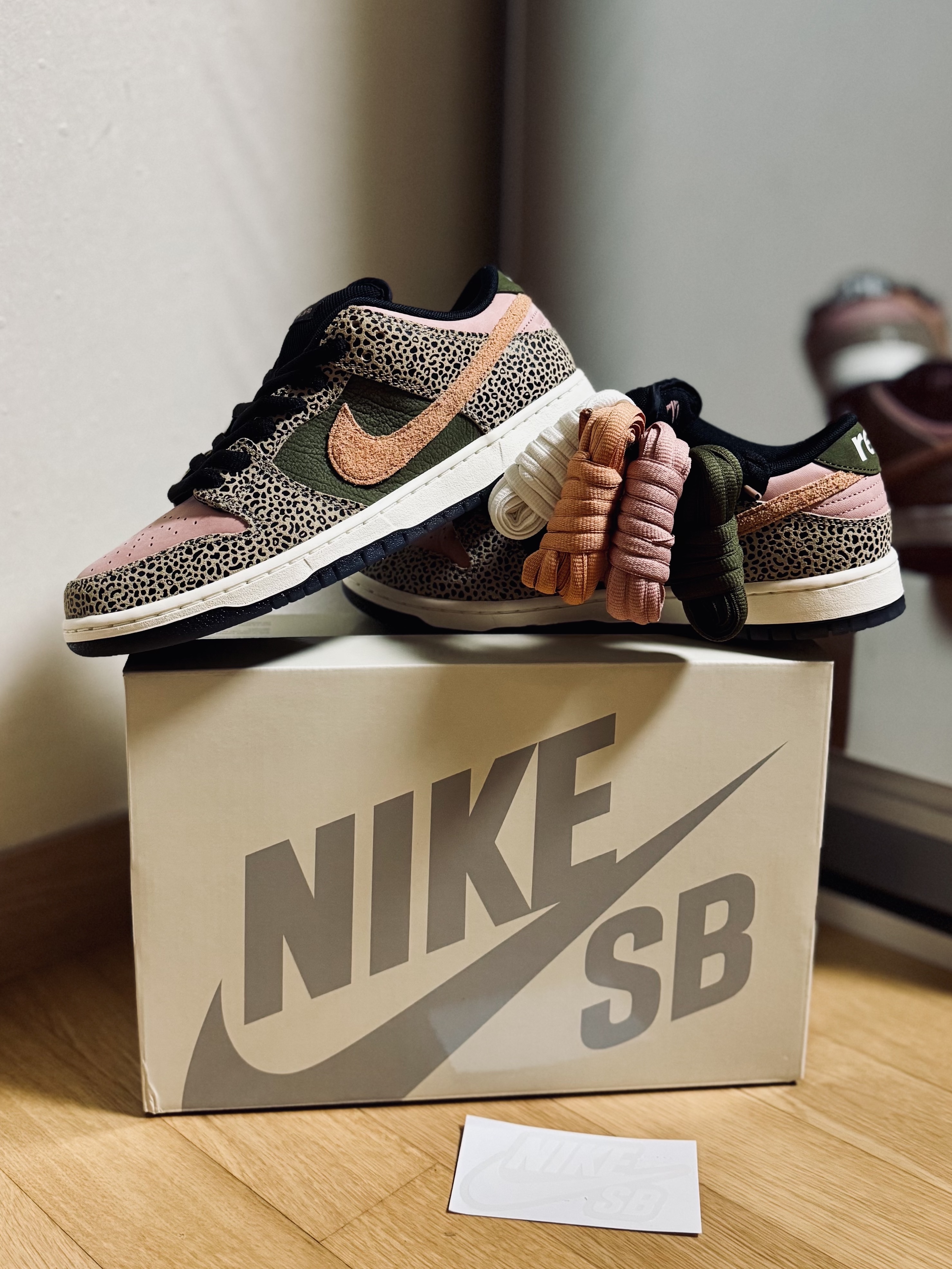 Nike x Arts-Rec Skateshop SB Dunk Low Pro Rust Pink and Rough Green 착용 스타일