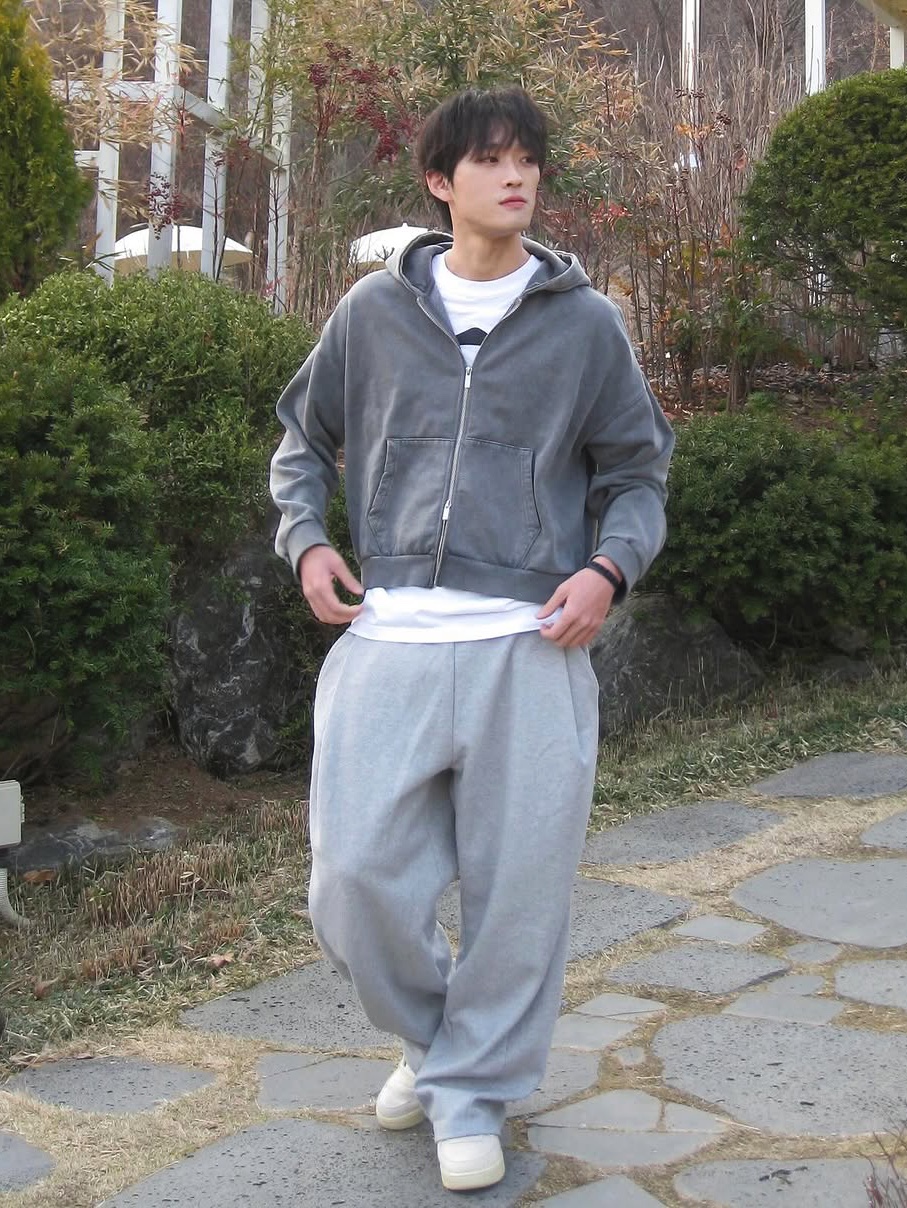Knitted Curved Training Pants Melange Grey 착용 스타일