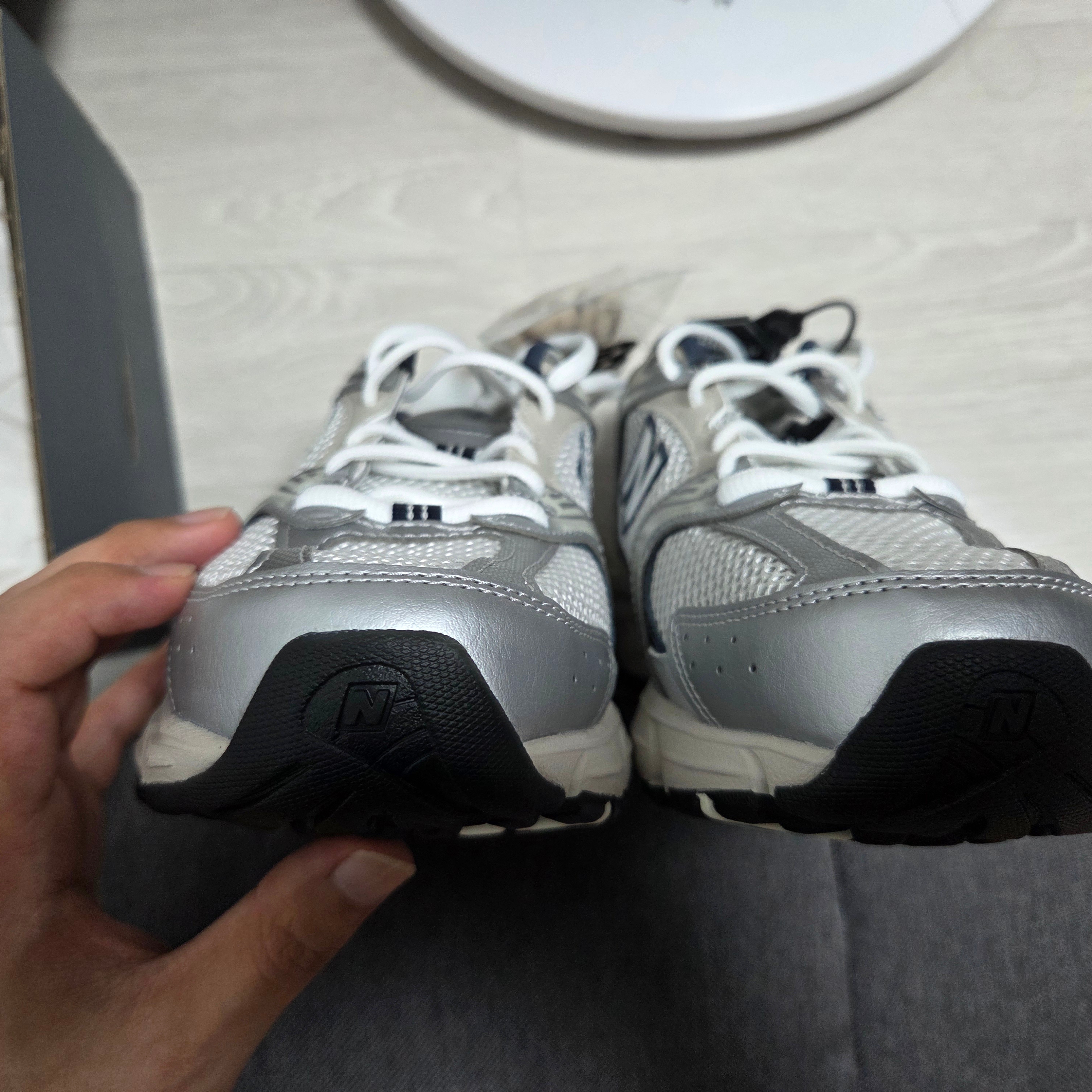 New Balance 530 Steel Grey 착용 스타일 - 2