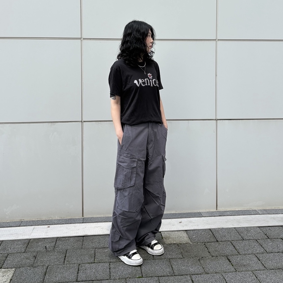 [KREAM 단독] Flavorism VTG Washed Cargo Pants Washed Charcoal, ERL Venice T-Shirt Black 착용 스타일