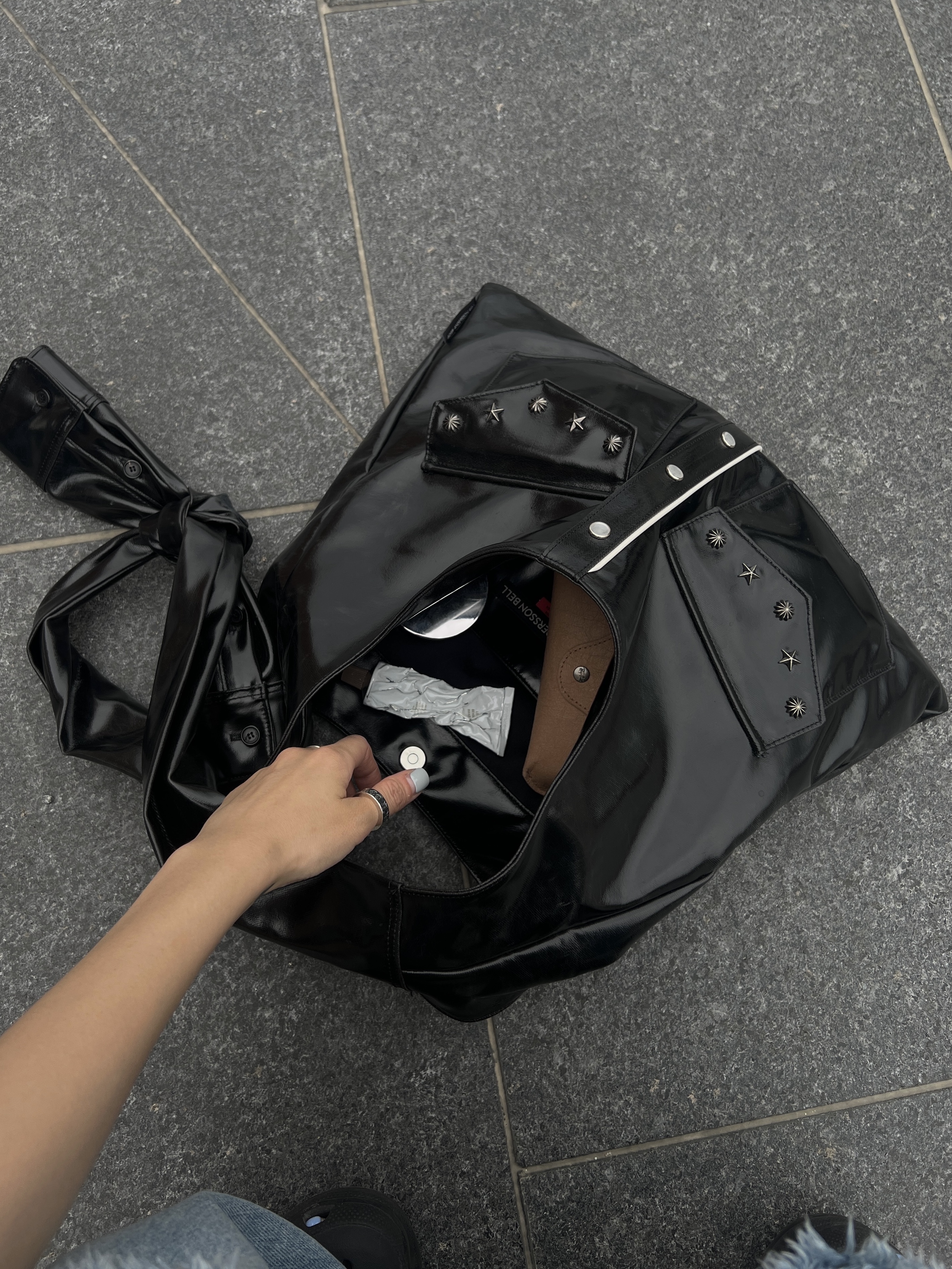 (W) Crocs Classic Bae Clog Black, Ray-Ban Polished Black Frame Green Classic G-15 Lenses High Bridge Fit 착용 스타일 - 6