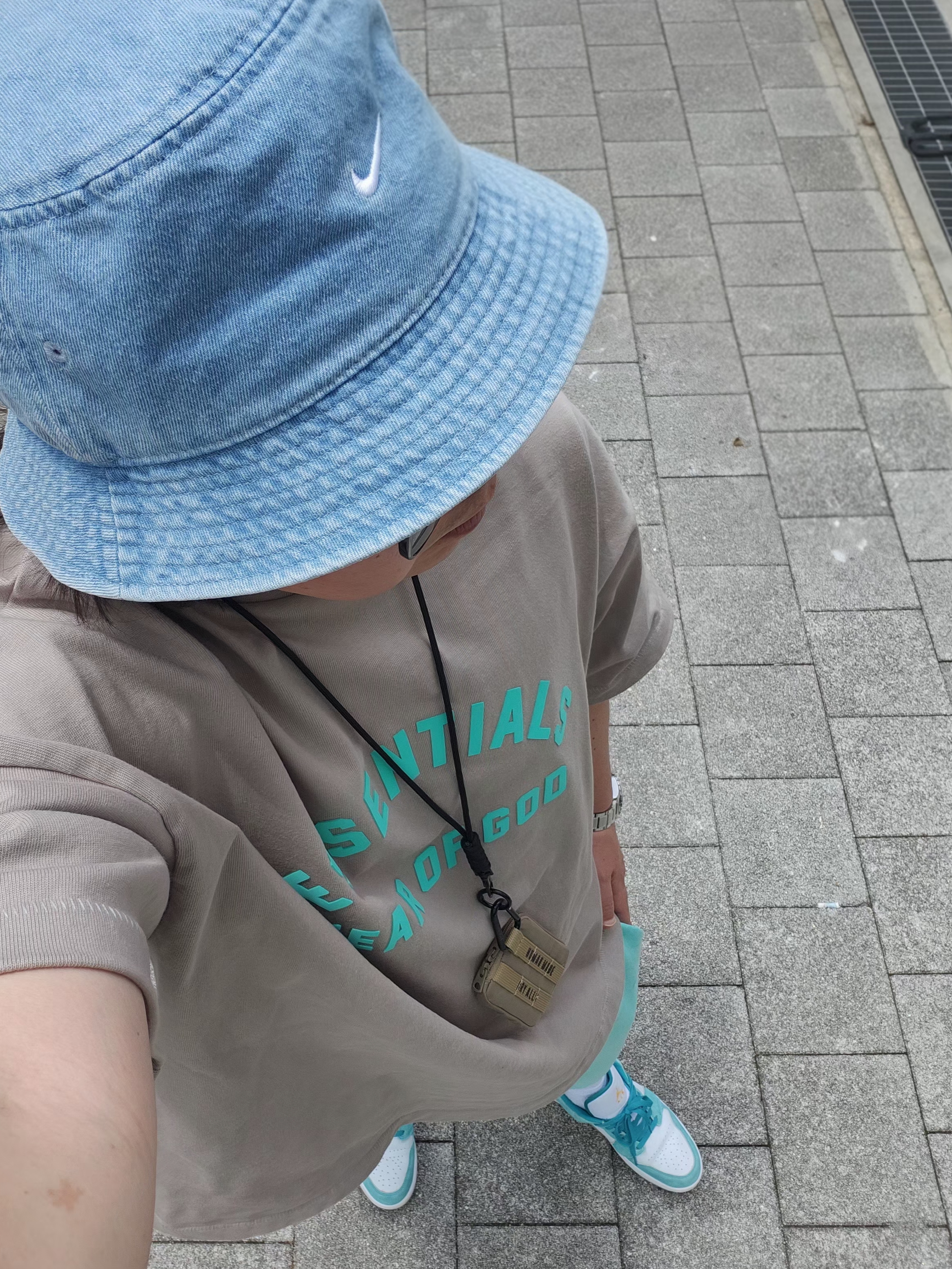 Nike Apex Denim Bucket Hat Aegean Storm Thunder Blue, Essentials Heavy Jersey Crewneck T-Shirt Seal - 24SS 착용 스타일 - 5