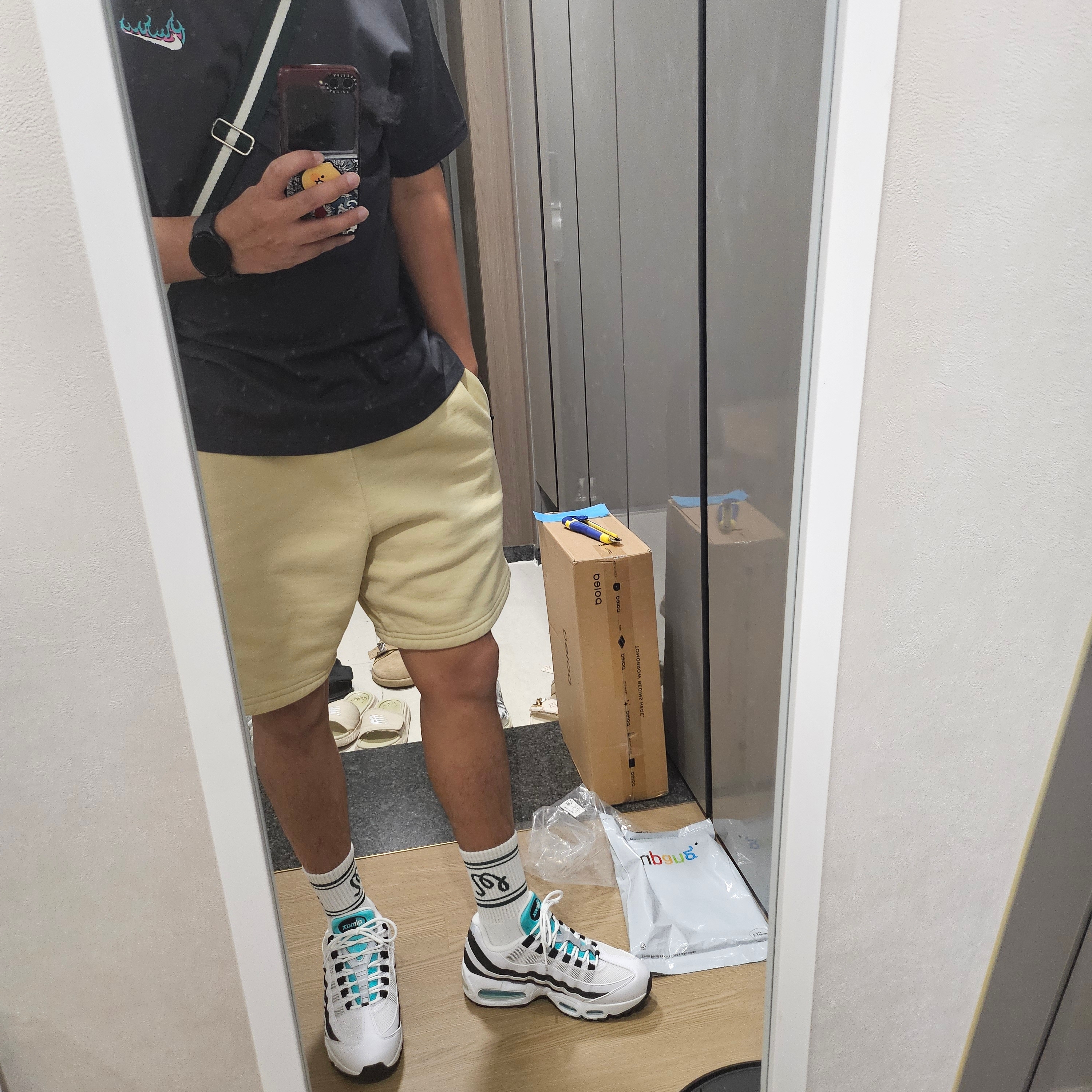 Nike Air Max 95 OG White and Black 착용 스타일 - 1