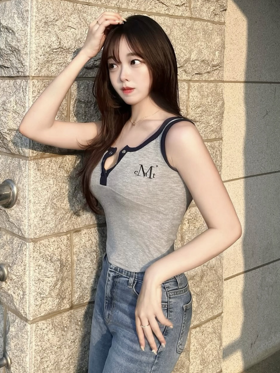 MUCENT Color-Pop Button Crop Sleeveless Gray 착용 스타일