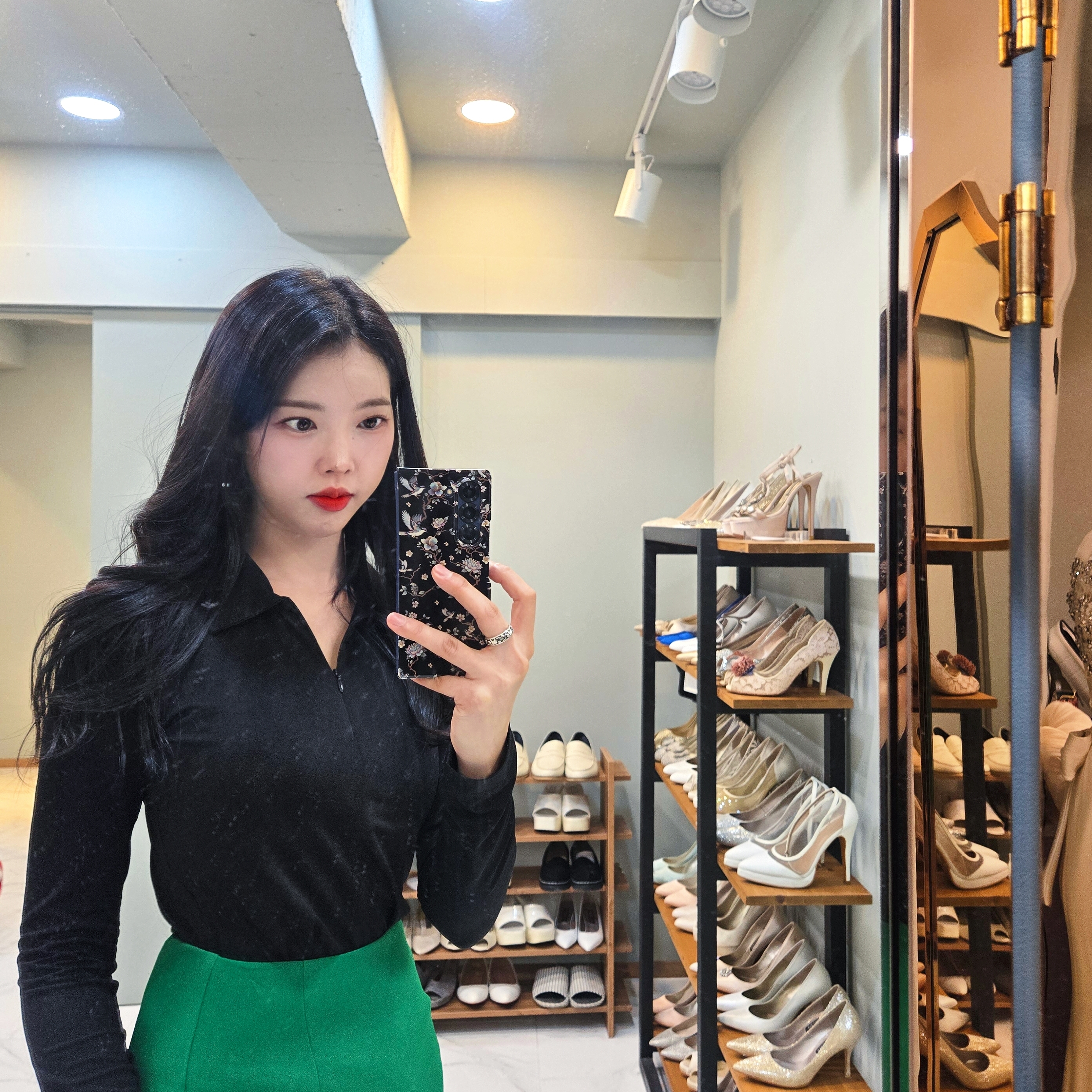 GOEN.J Notched Lapel Tie-Waist Blouse Black, (W) Vivienne Westwood Bea Skirt Forest Green 착용 스타일 - 2