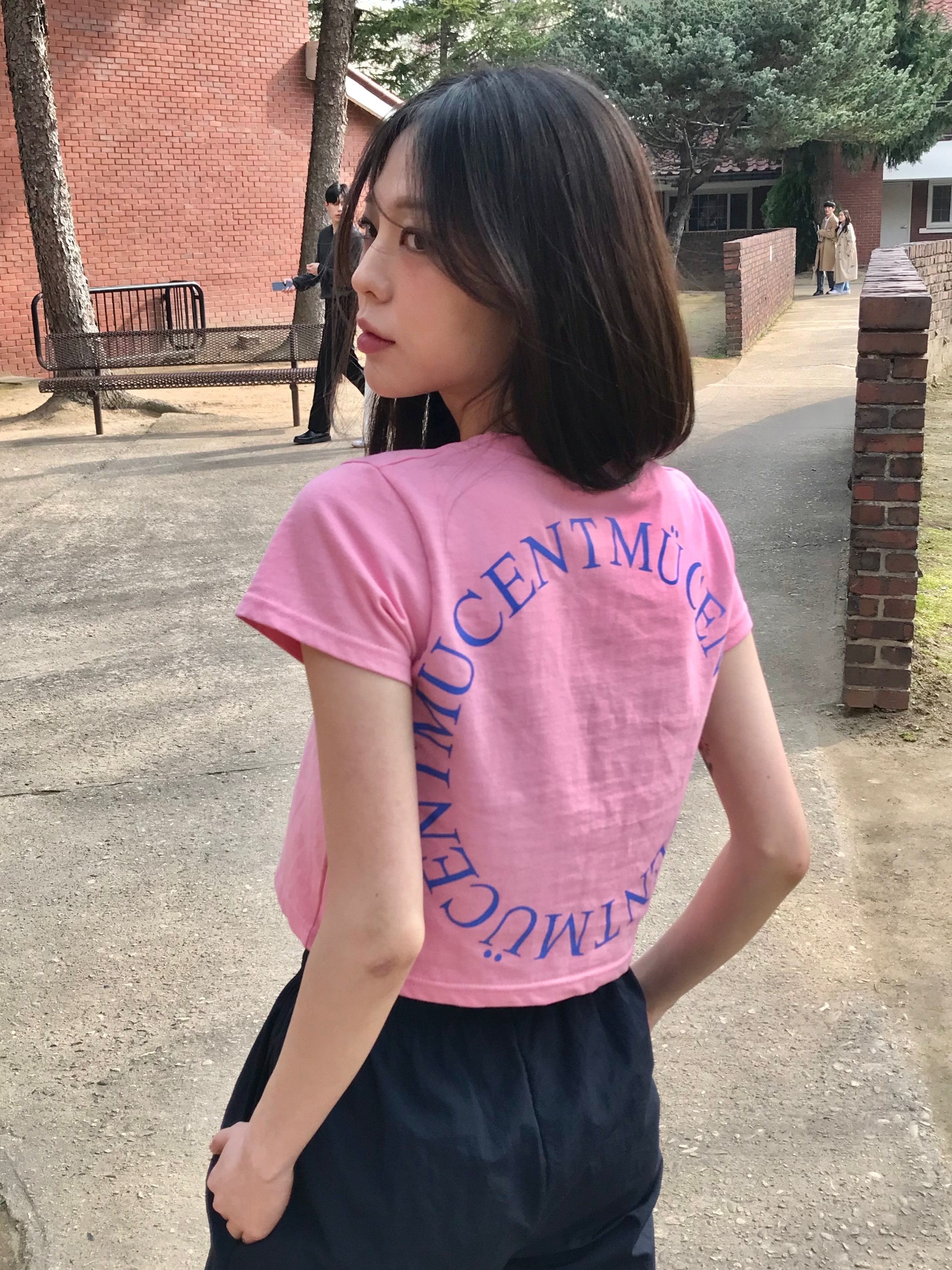 MUCENT Signature Back Logo T Pink 착용 스타일