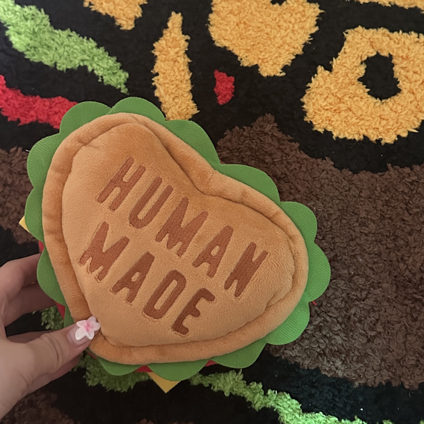 Human Made x Shake Shack Burger Pass Case Beige, BAPE Baby Milo Hamburger Rug Brown 착용 스타일