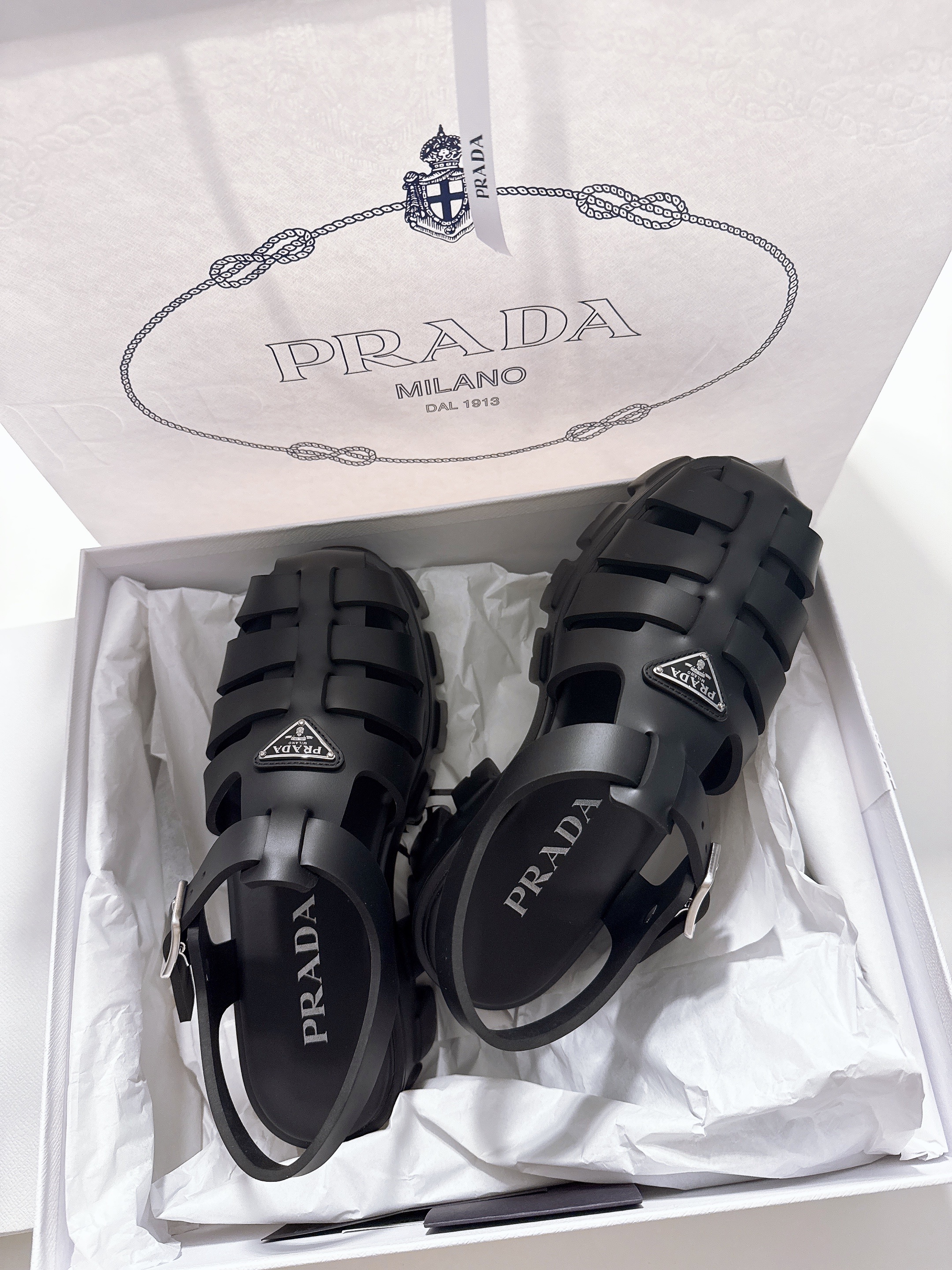 (W) Prada Rubber Sandal Black 착용 스타일 - 1