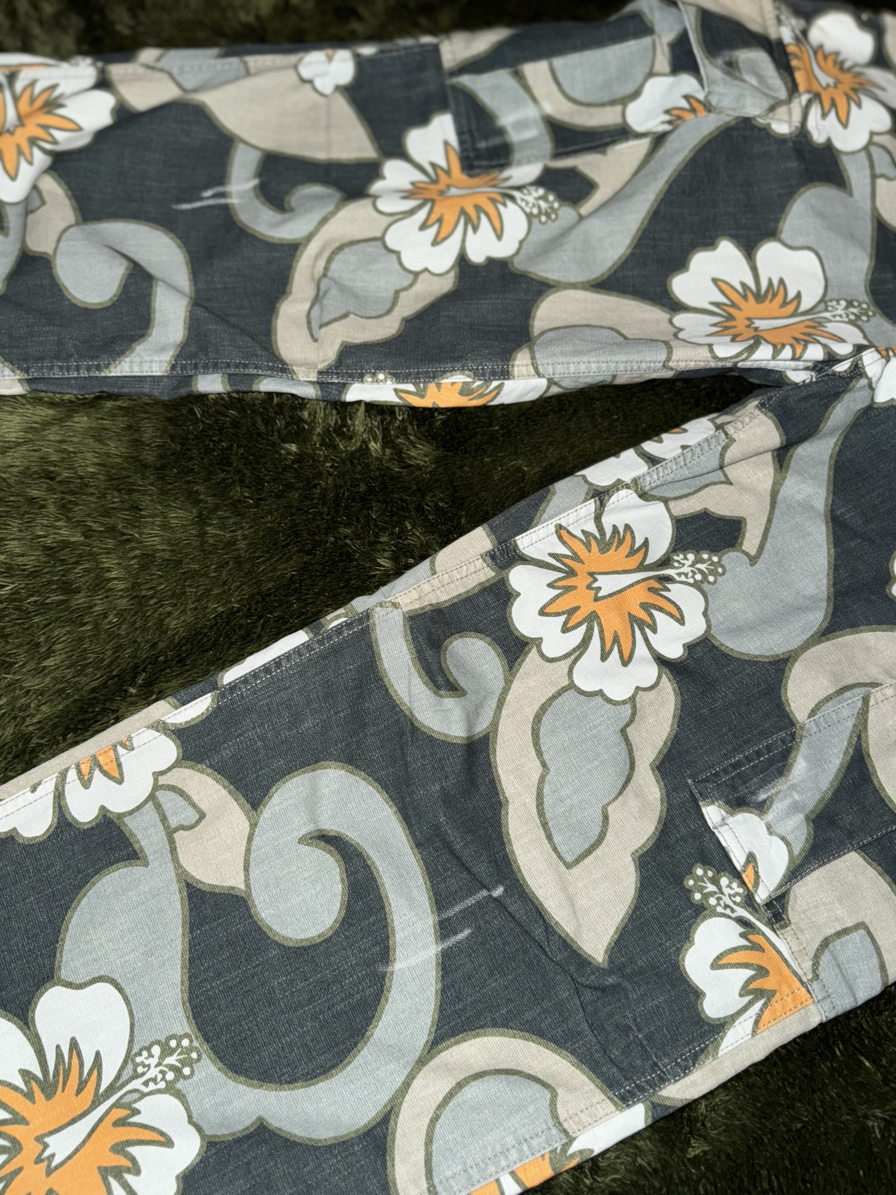 ERL Straight Floral Print Cargo Pants Gray Hibiscus 착용 스타일 - 7