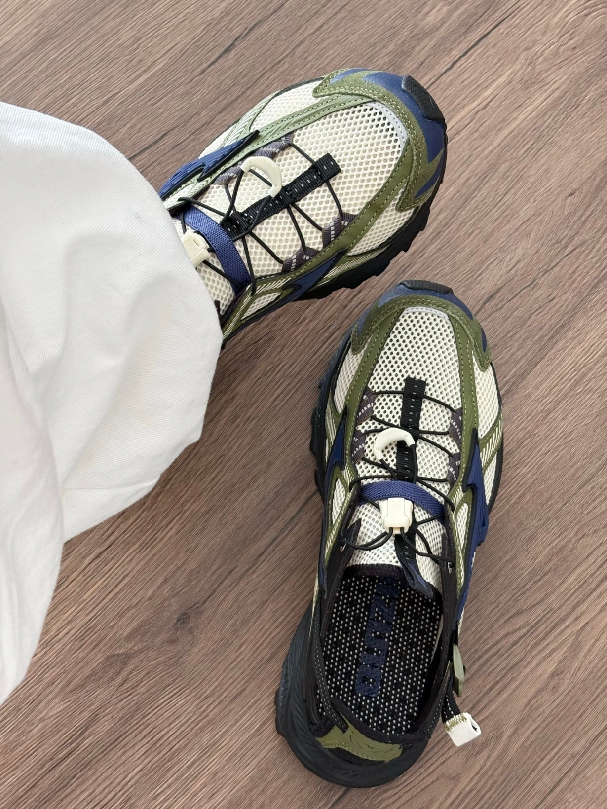 Adidas Yeezy Slide Onyx, Mizuno Racer Trail SE Silver Grey 착용 스타일 - 4
