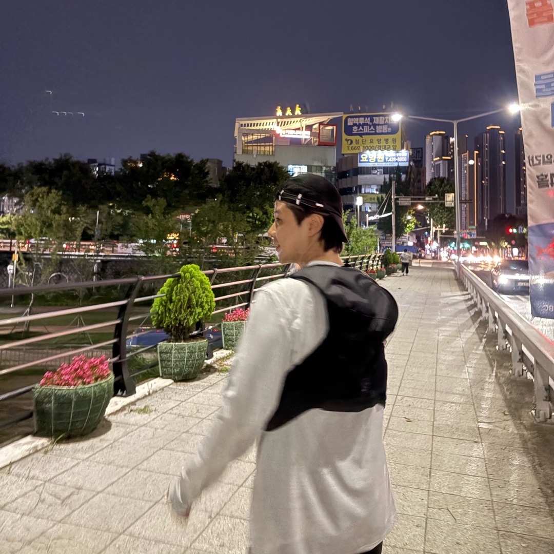 Salomon Active Skin 8 Set Black Metal, Adidas Adizero Adios Pro 3 Off White Better Scarlet 착용 스타일 - 1