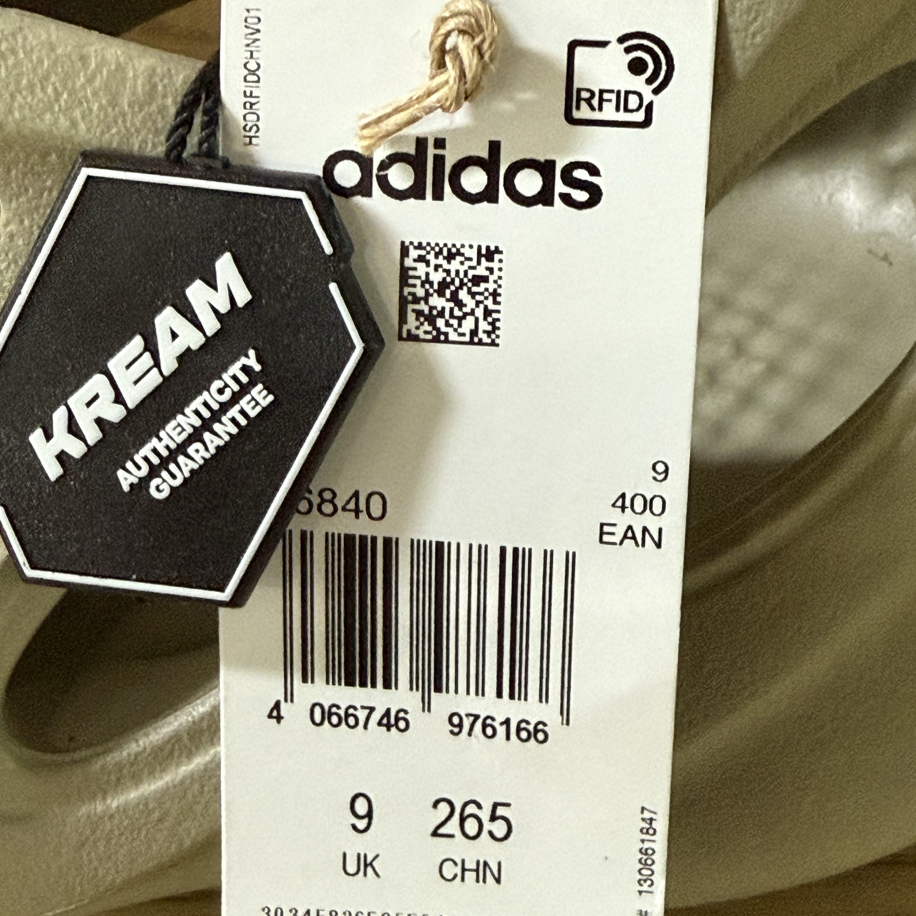 Adidas Yeezy Foam RNNR Stone Salt 착용 스타일 - 3