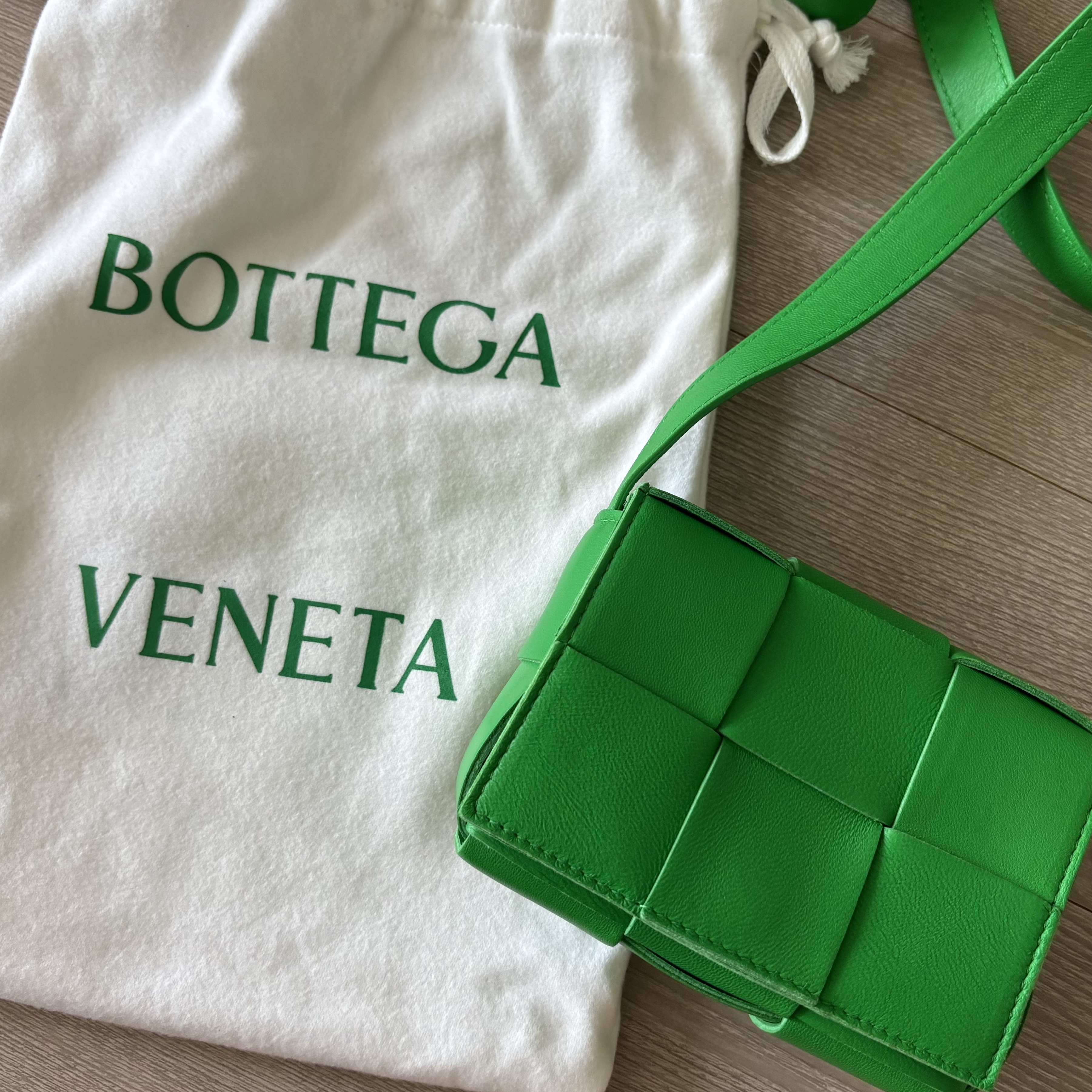 Bottega Veneta Mini Leather Cassette Parakeet, (W) Moncler Khloe Long Down Jacket Black - 23FW 착용 스타일 - 1