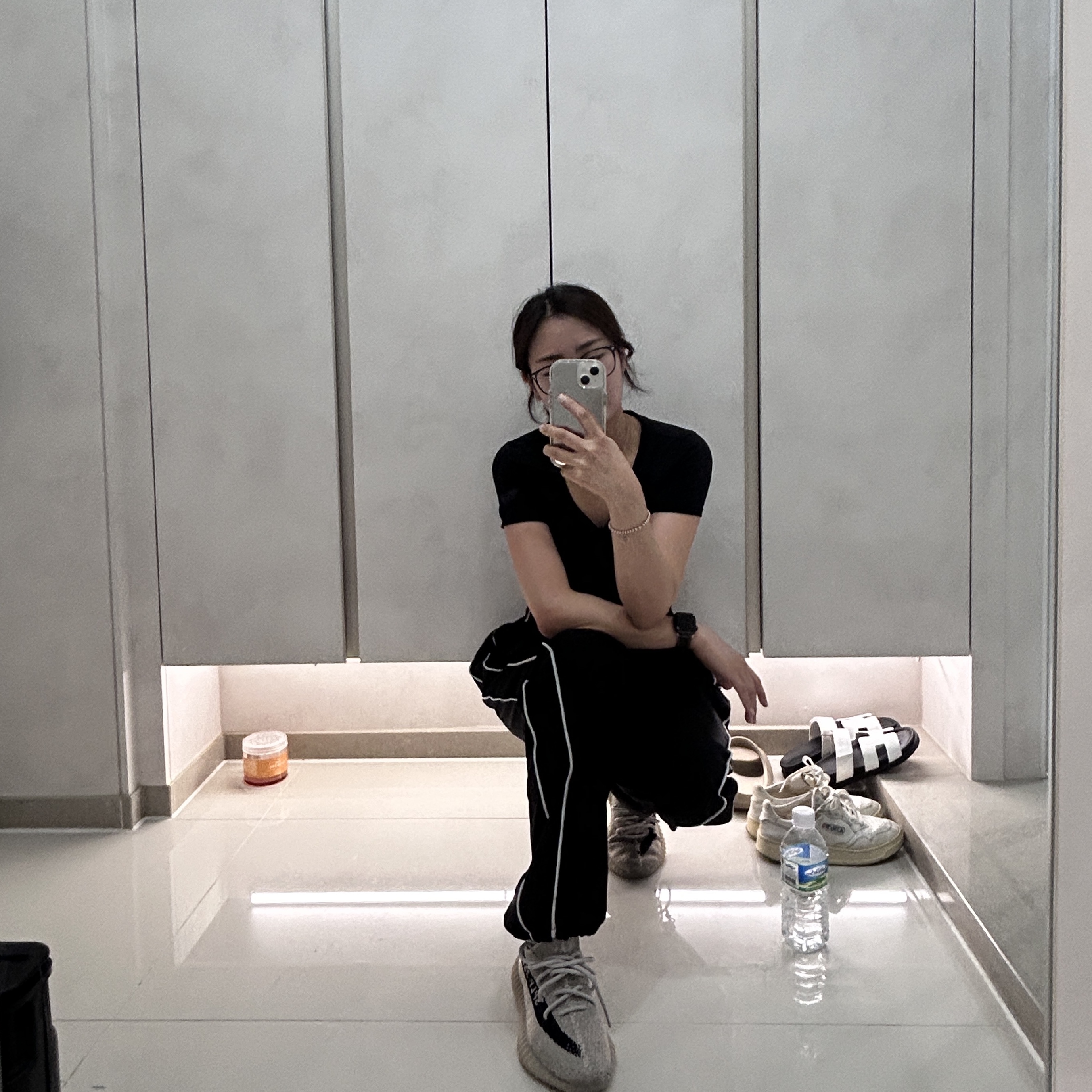 Adidas Yeezy Boost 350 V2 Slate Core Black 2022/2023 착용 스타일
