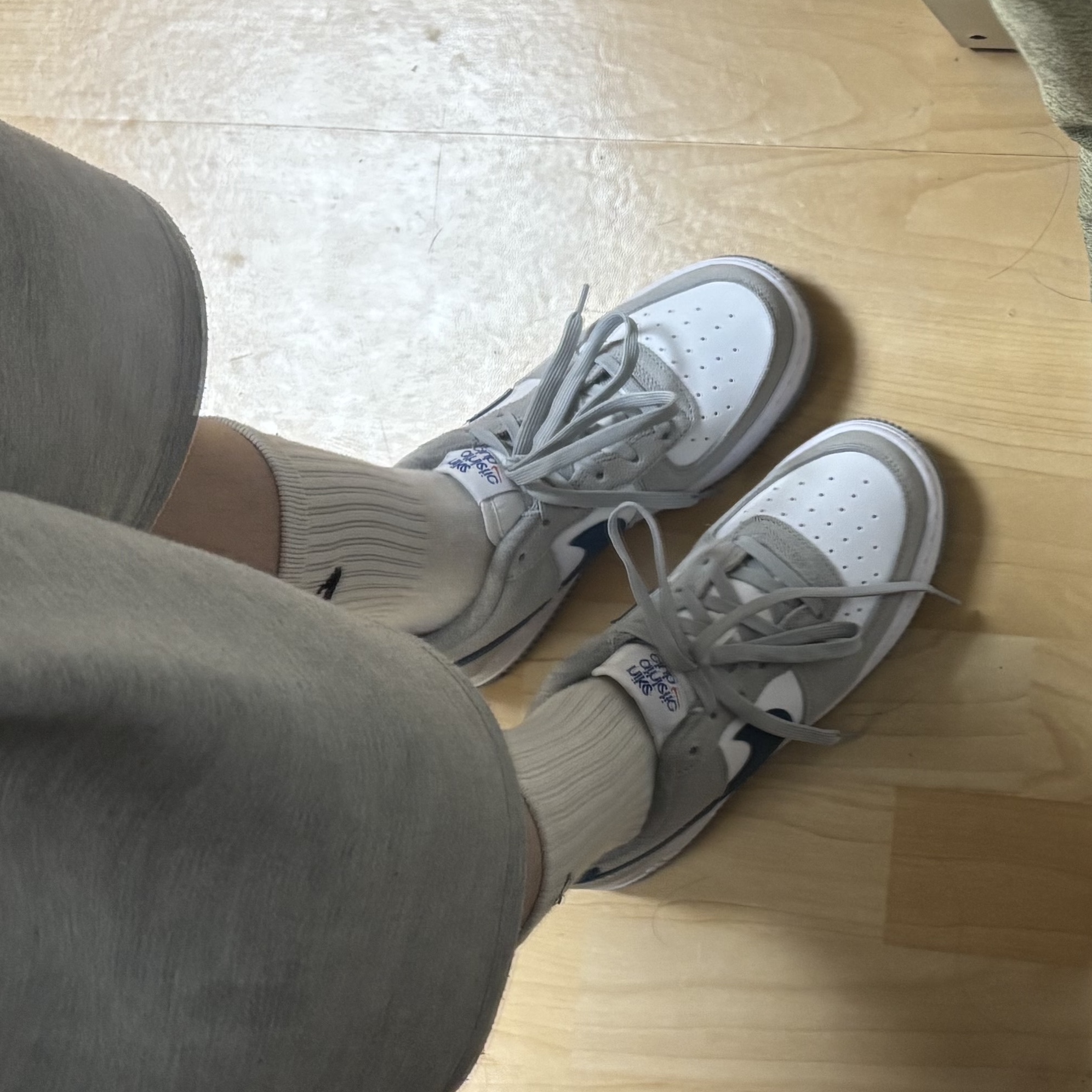 (GS) Nike Air Force 1 LV8 Athletic Club Light Smoke Grey Marina 착용 스타일 - 3