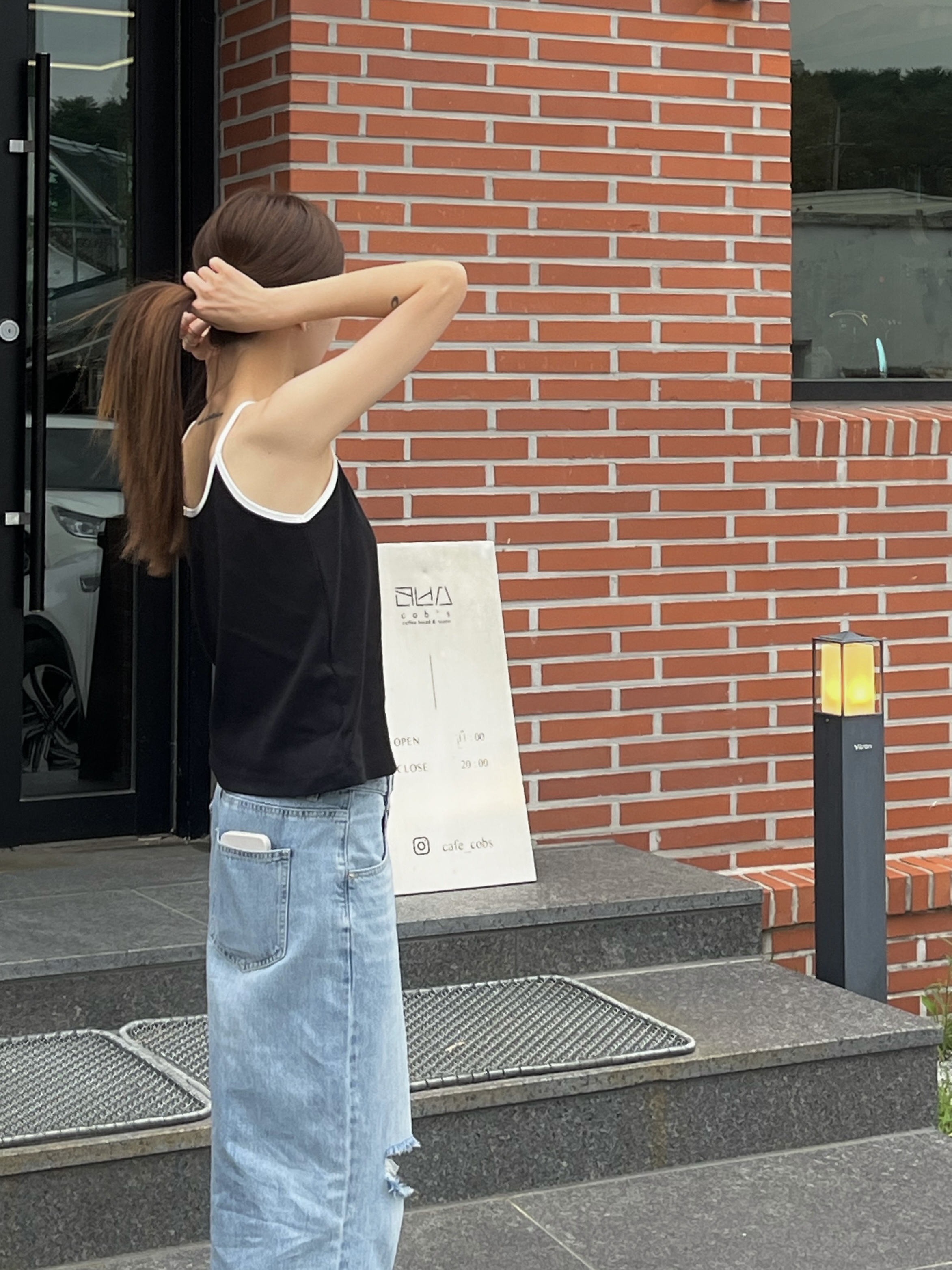 (W) Crocs Classic Bae Clog Black, Ray-Ban Polished Black Frame Green Classic G-15 Lenses High Bridge Fit 착용 스타일 - 3