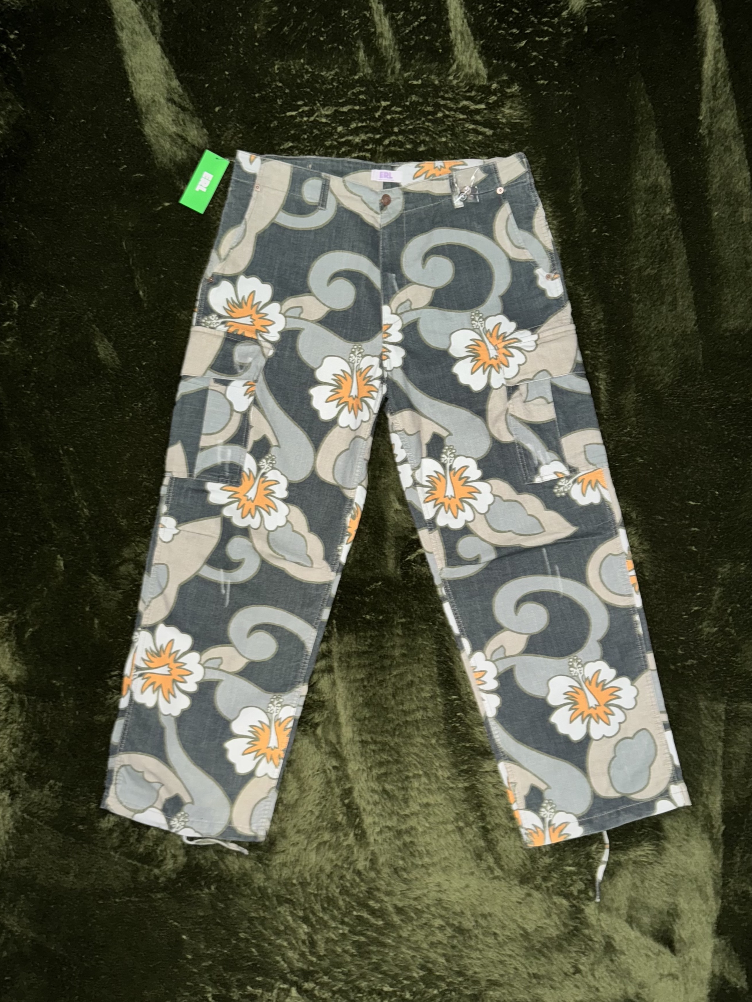 ERL Straight Floral Print Cargo Pants Gray Hibiscus 착용 스타일 - 1
