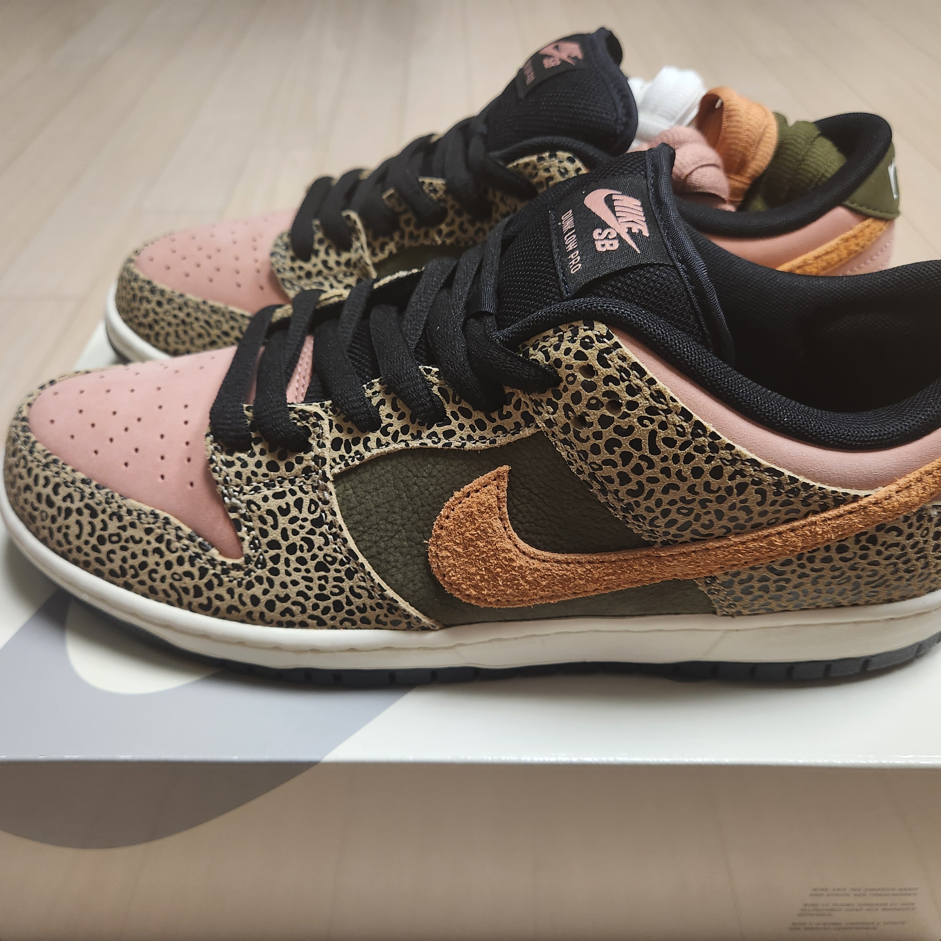 Nike x Arts-Rec Skateshop SB Dunk Low Pro Rust Pink and Rough Green 착용 스타일 - 2