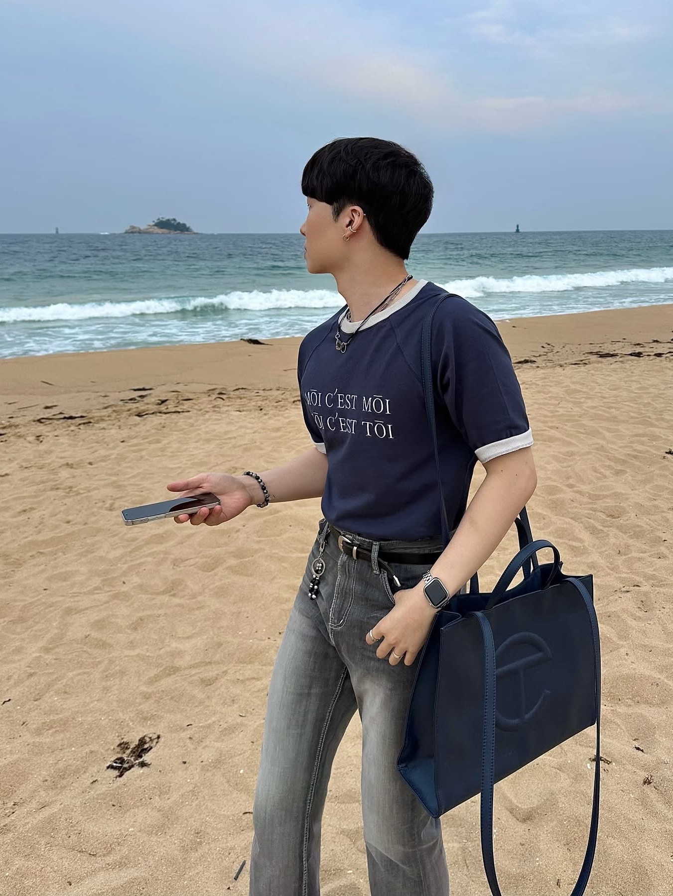 Telfar Medium Shopping Bag Navy 착용 스타일 - 4