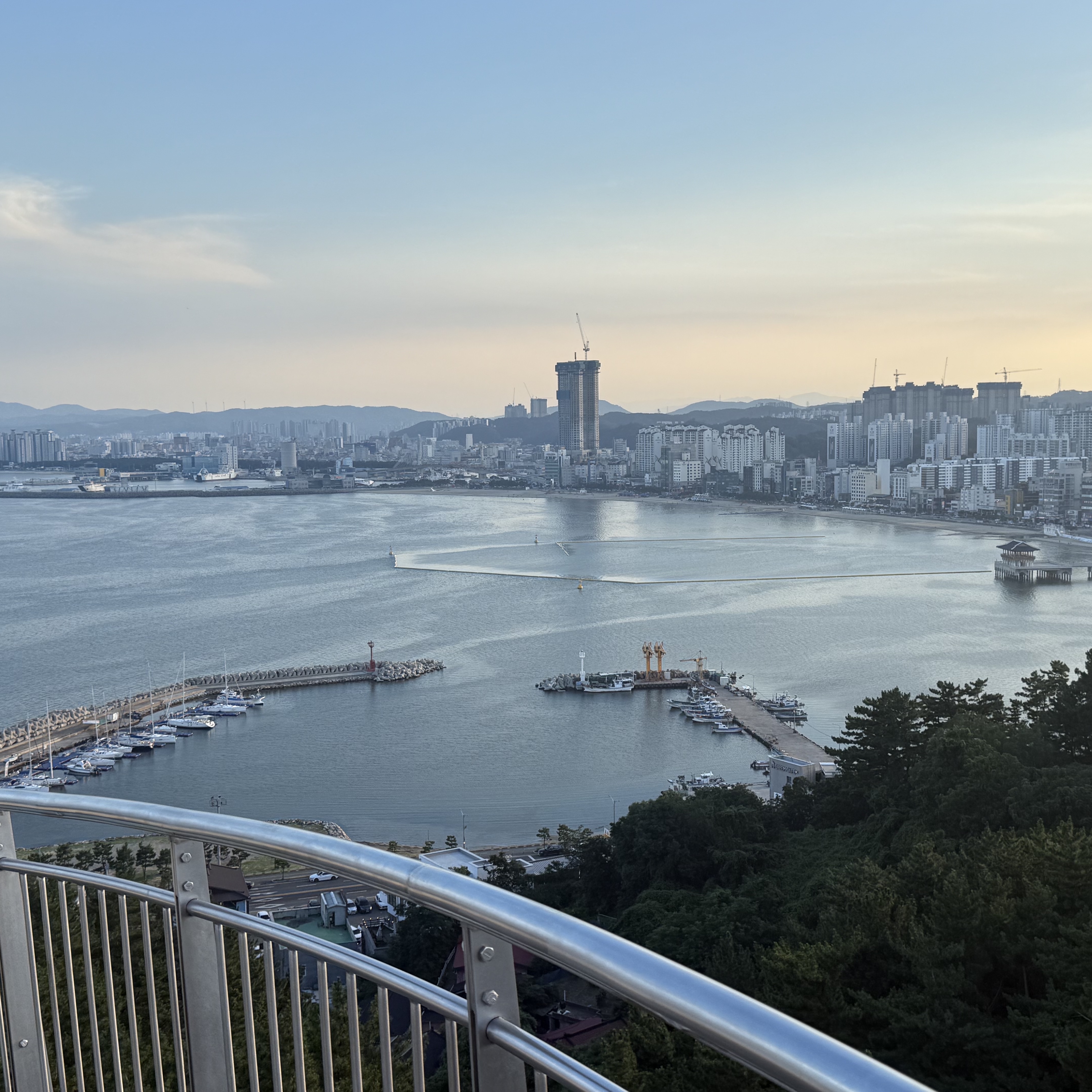 Denim Tears The Cotton Wreath Shorts Black, Balenciaga Heavy Metal T-Shirt Large Fit Black Faded 착용 스타일 - 2