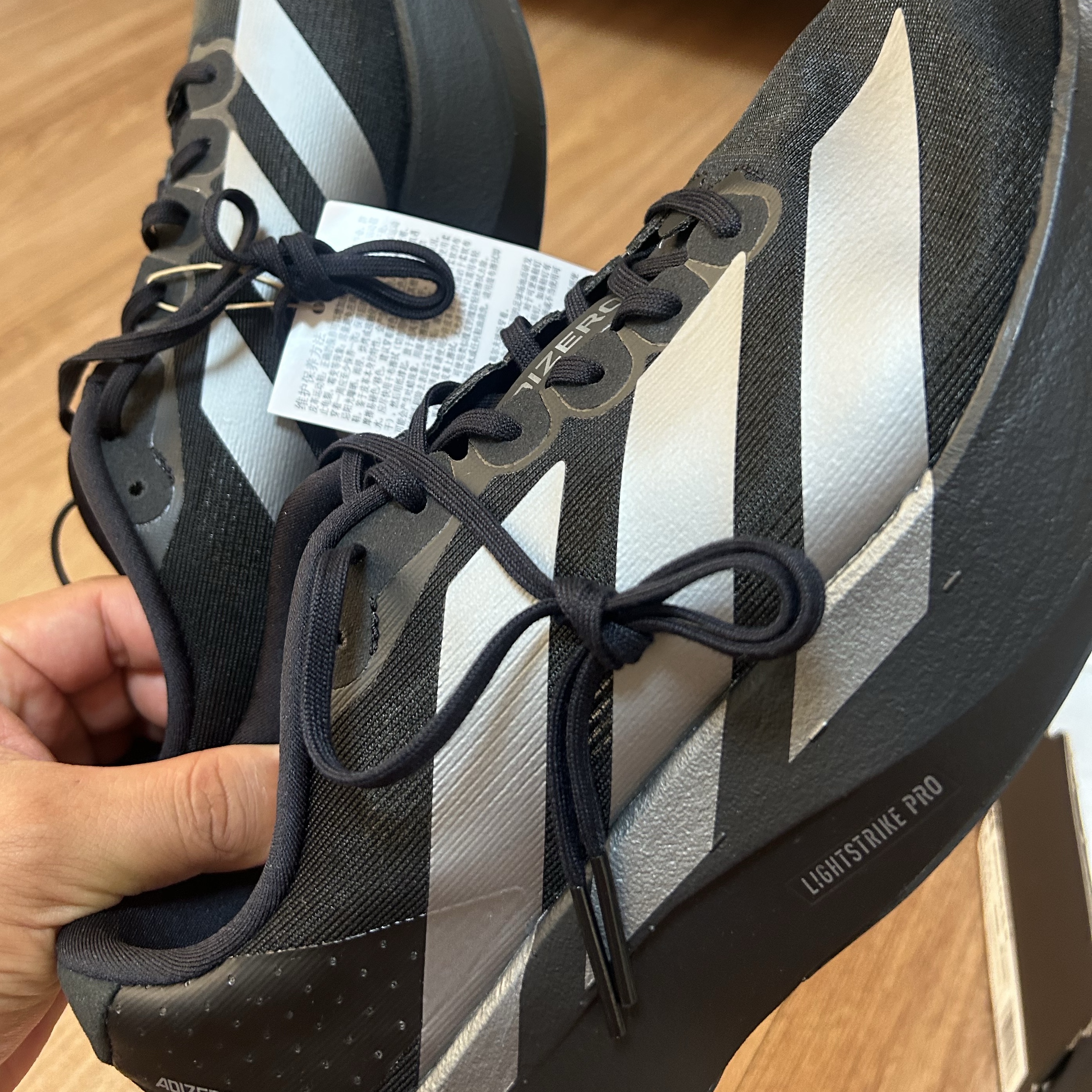 Adidas Adizero EVO SL Core Black Iron Metallic 착용 스타일