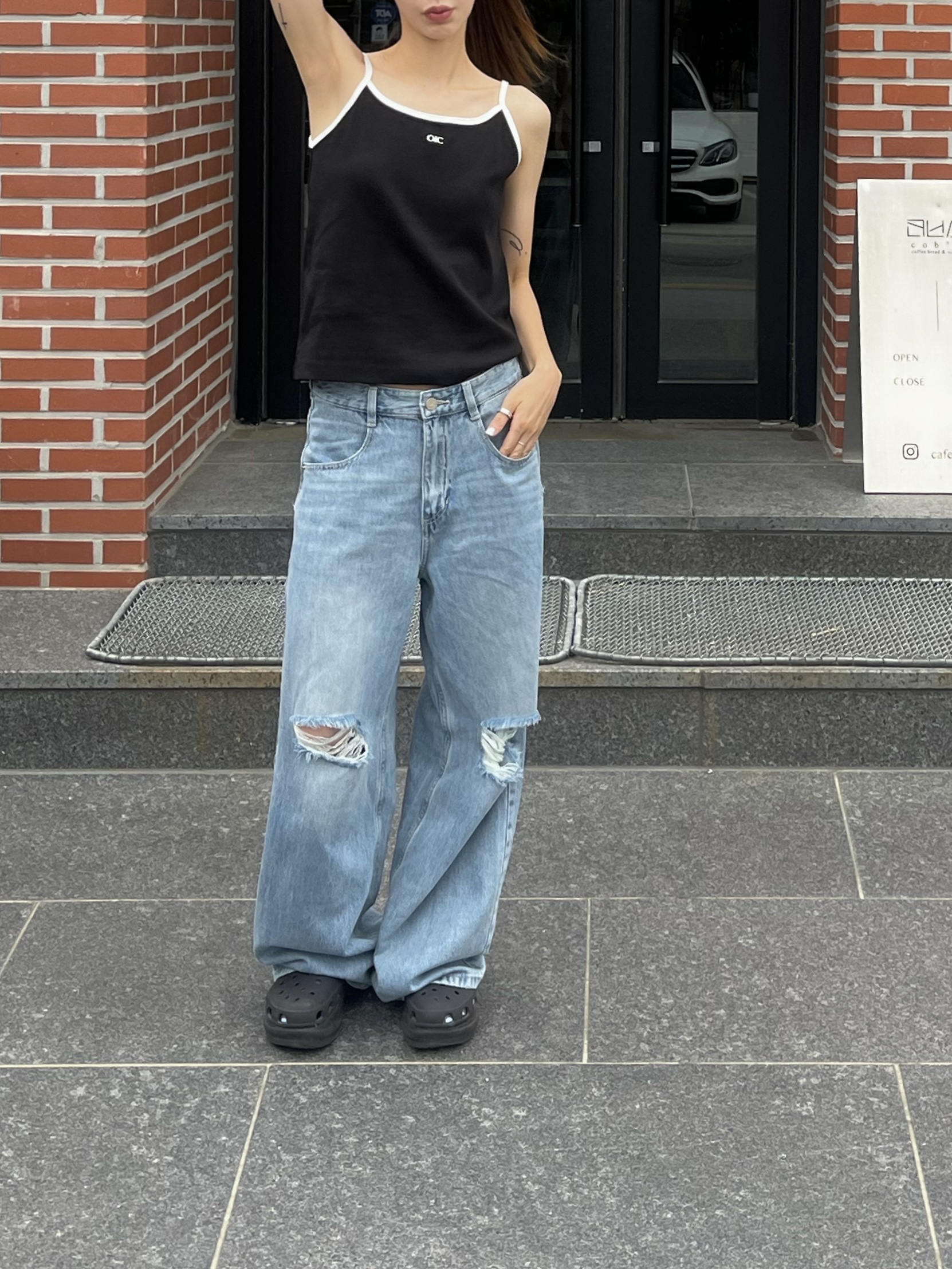 (W) Crocs Classic Bae Clog Black, Ray-Ban Polished Black Frame Green Classic G-15 Lenses High Bridge Fit 착용 스타일 - 2