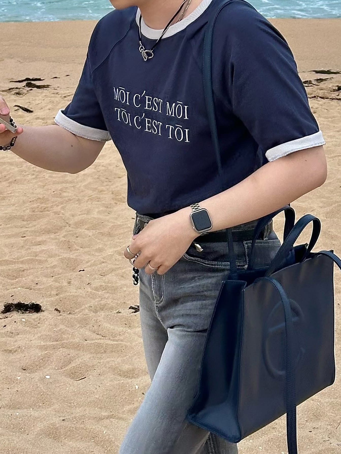 Telfar Medium Shopping Bag Navy 착용 스타일 - 10