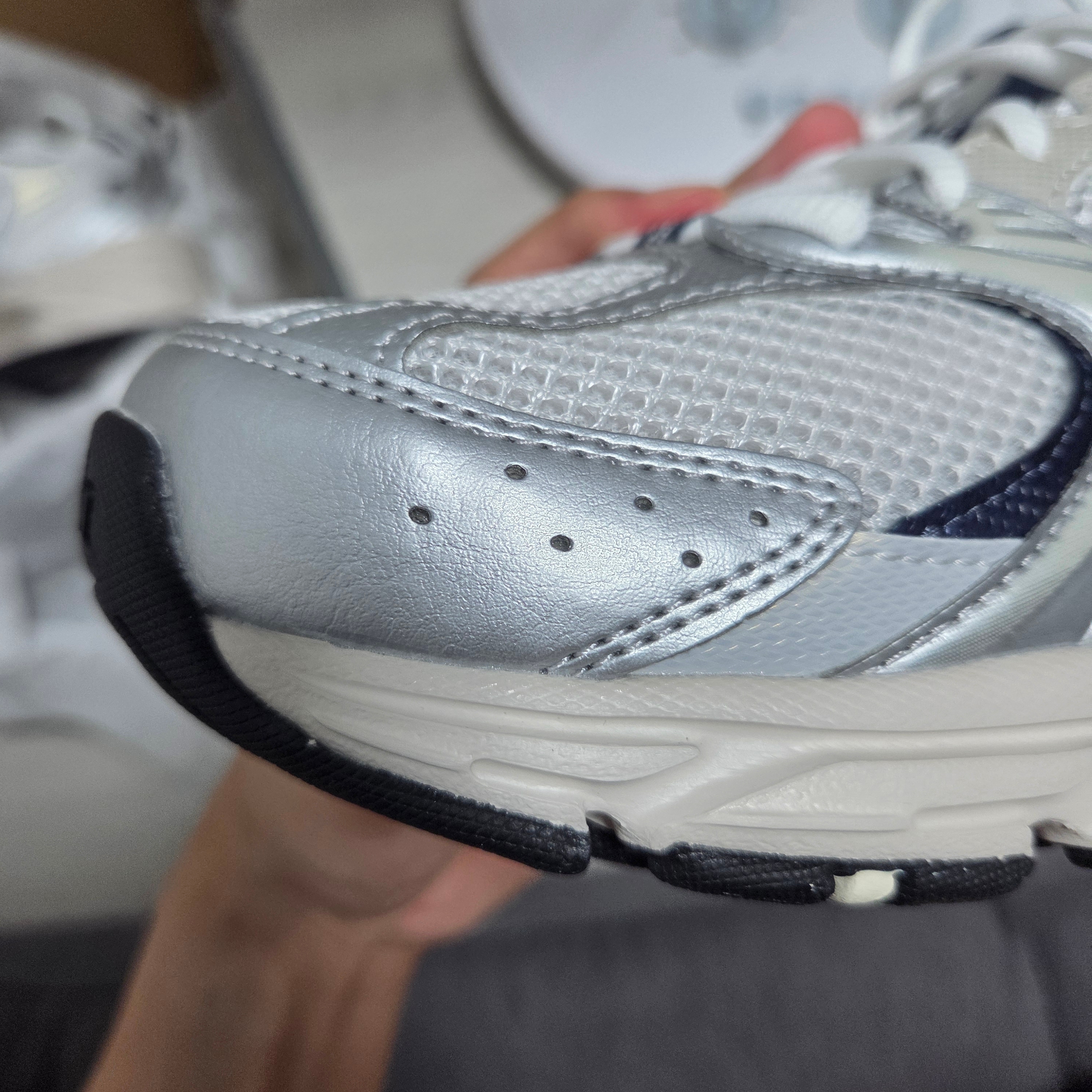 New Balance 530 Steel Grey 착용 스타일 - 1
