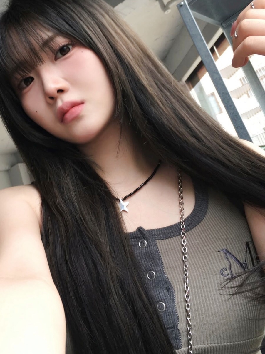 MUCENT Color-Pop Button Crop Sleeveless Khaki 착용 스타일