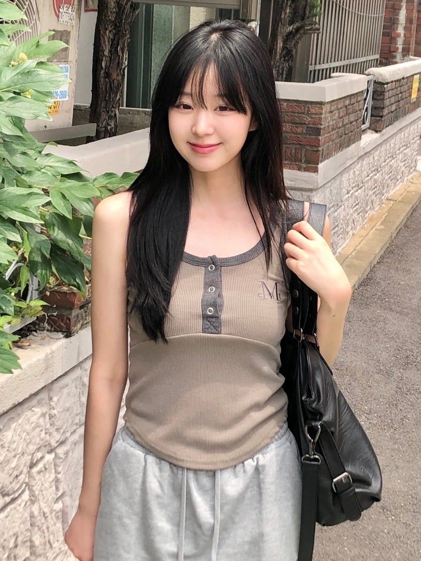MUCENT Color-Pop Button Crop Sleeveless Khaki 착용 스타일