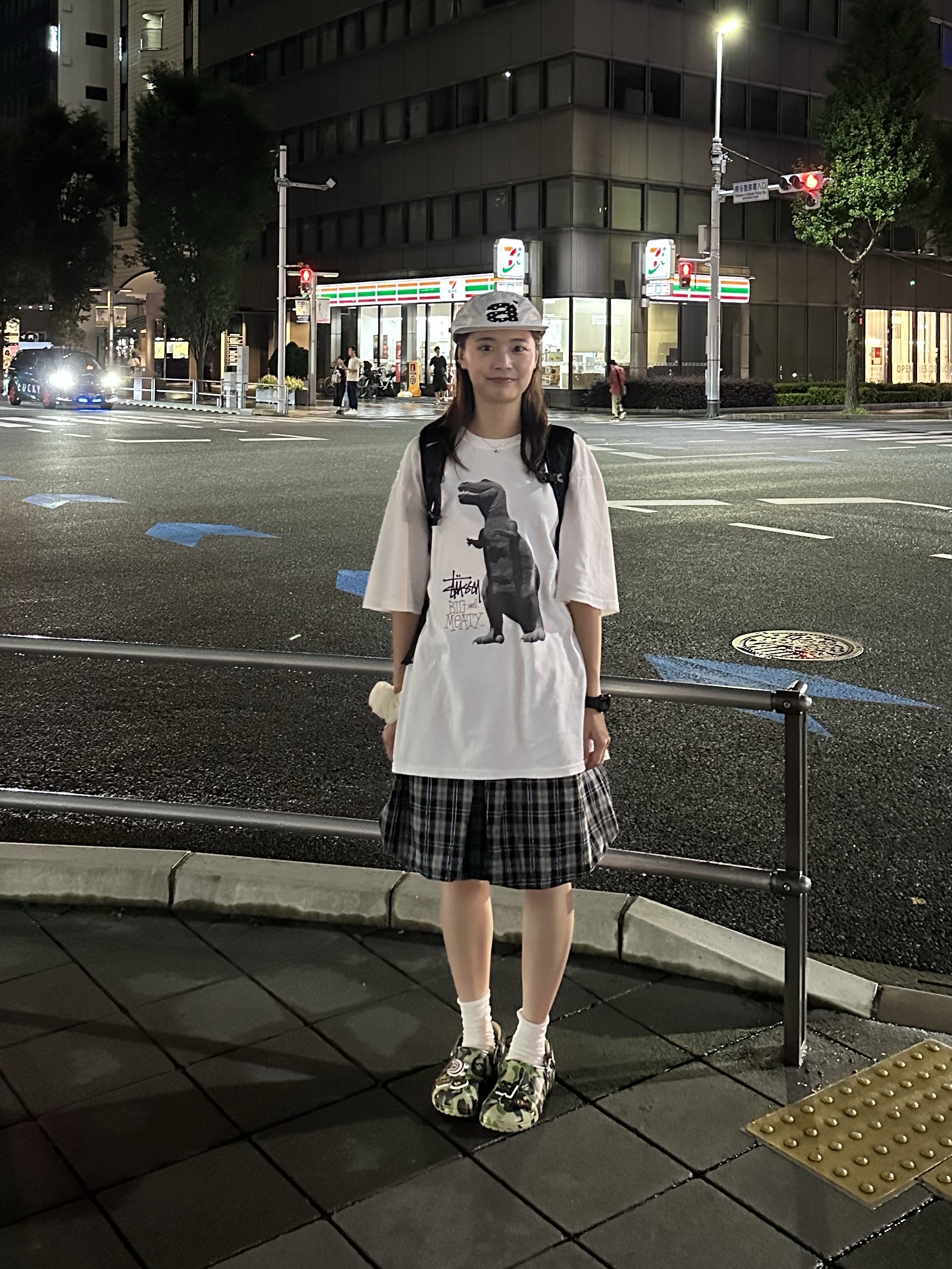 Crocs x BAPE Classic Clog Chai, Stussy Big & Meaty Pigment Dyed T-Shirt Natural 착용 스타일 - 3